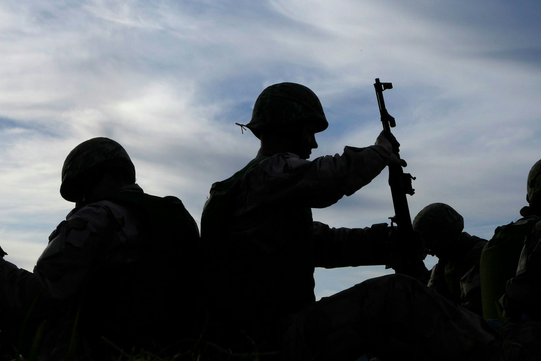 Ukrainische Rekruten säubern Waffen während der Ausbildung auf einer Militärbasis der britischen Streitkräfte in Südengland.