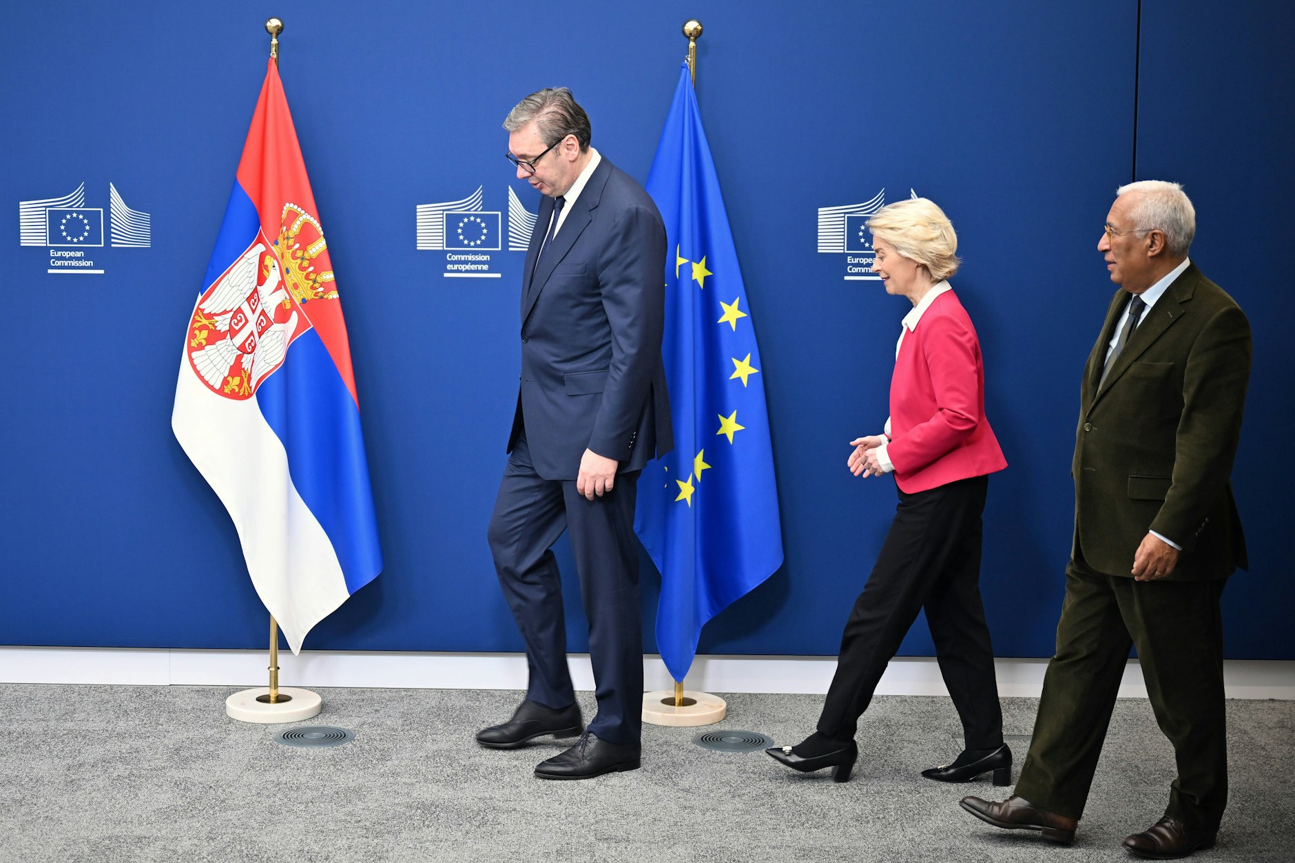 Serbiens Präsident Aleksandar Vučić mit EU-Kommissionschefin Ursula von der Leyen und dem Präsidenten des Europäischen Rates António Costa in Brüssel.