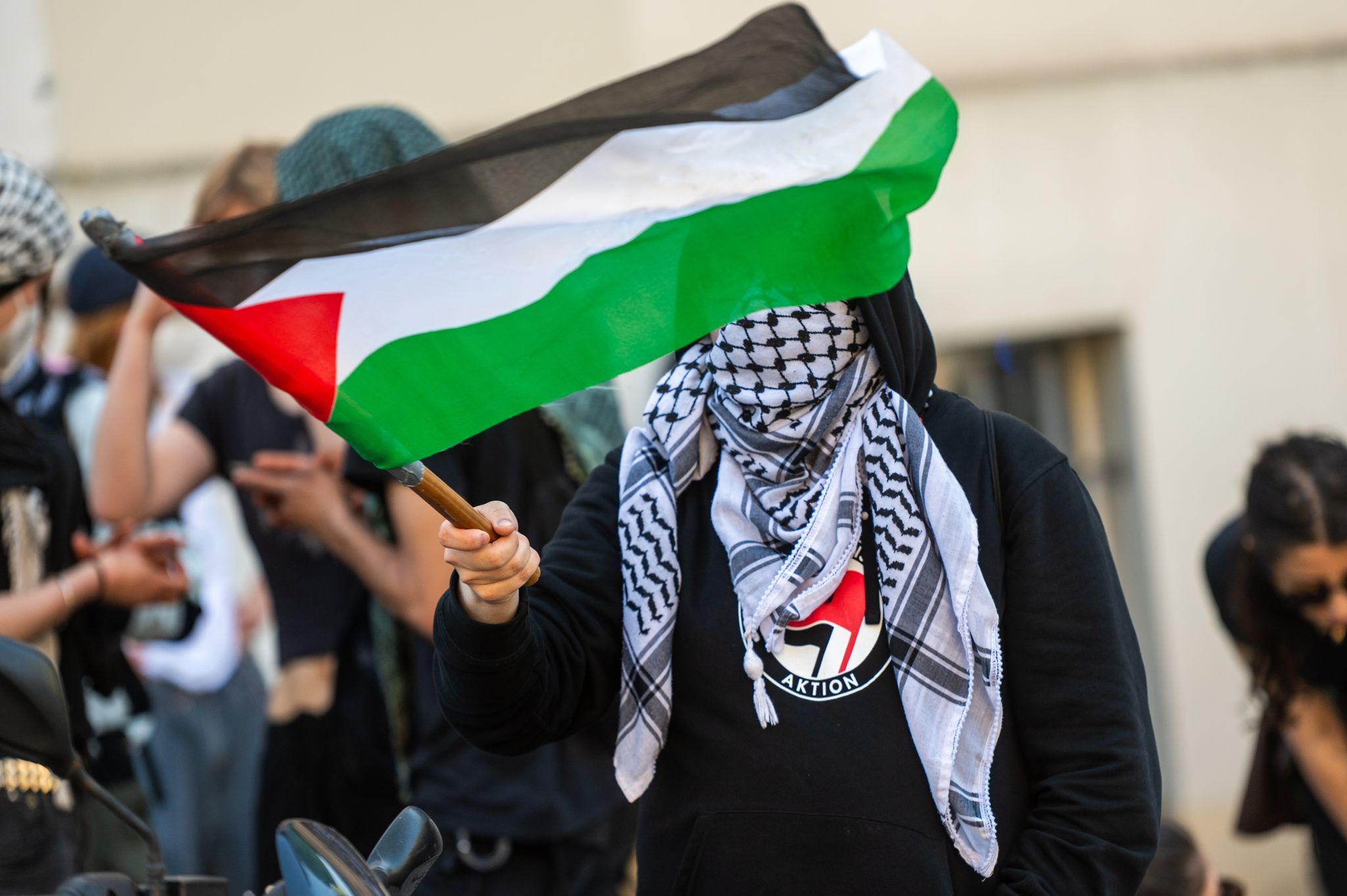 „From the river to the sea“ von Gericht als Hamas-Parole eingestuft: 25-Jähriger muss Geldstrafe zahlen