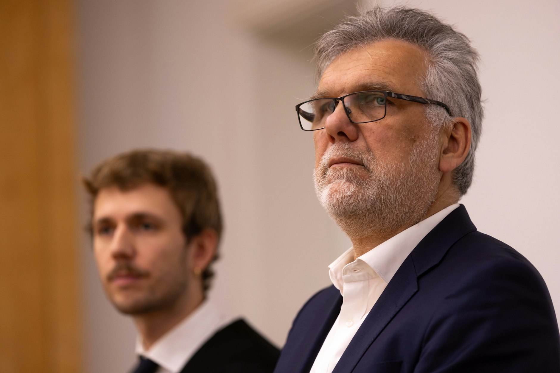 Der Journalist Hans-Wilhelm Saure forderte auf Basis des presserechtlichen Auskunftsanspruch die Herausgabe der Namen der Verkäufer des Zettels.