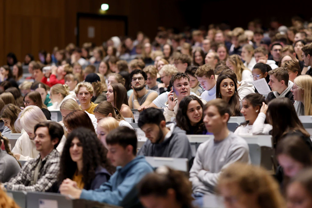 Die Überschneidung von Geistes- und Wirtschaftswissenschaften sollte auch an universitären Lehrstühlen mehr Berücksichtigung finden.
