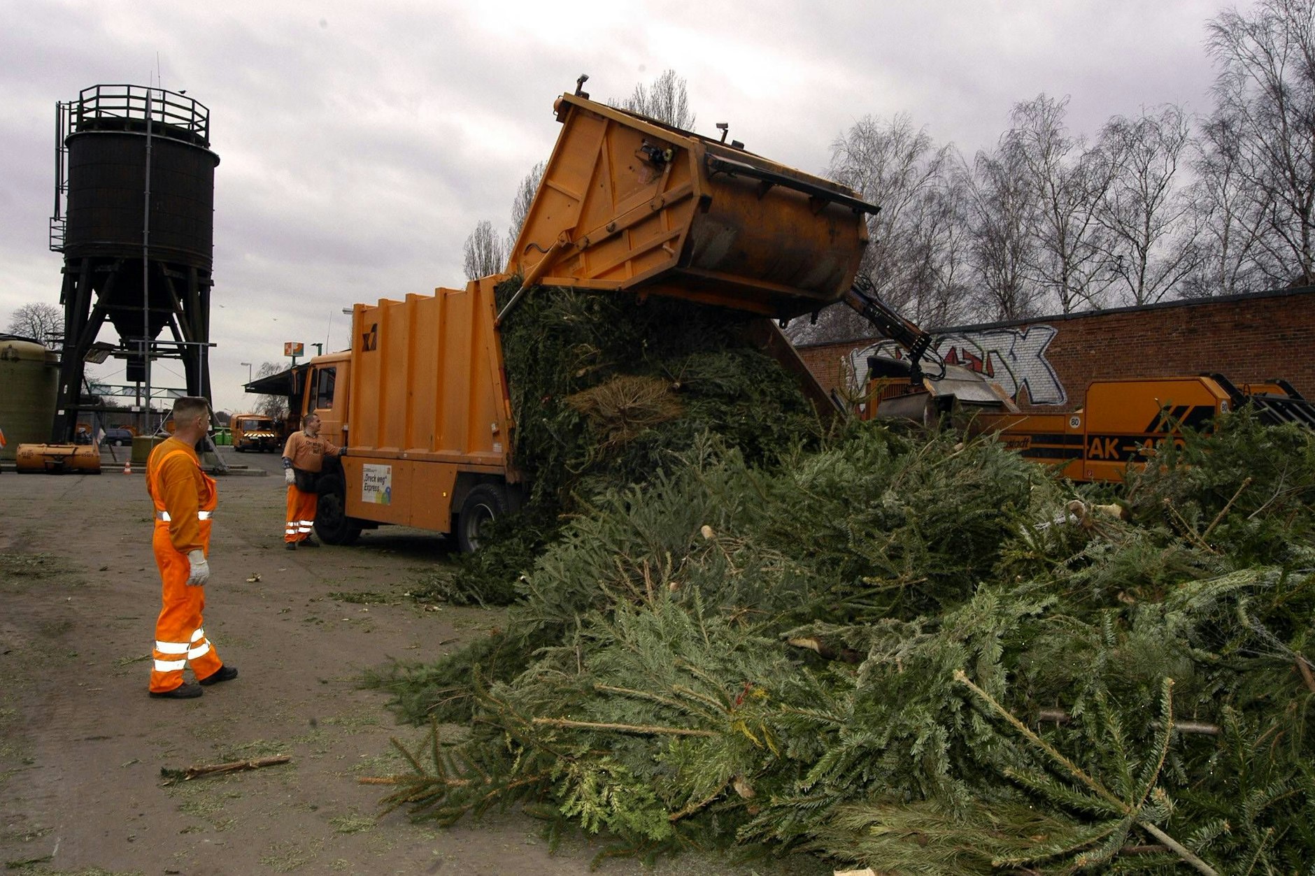 In einer Schredderanlage lässt die BSR die Weihnachtsbäume zerkleinern.