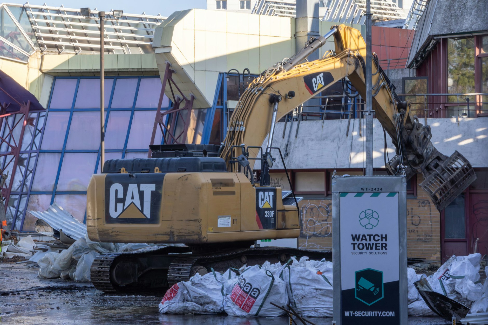 Wie vor drei Wochen: Der Bagger am SEZ ist wieder im Einsatz.