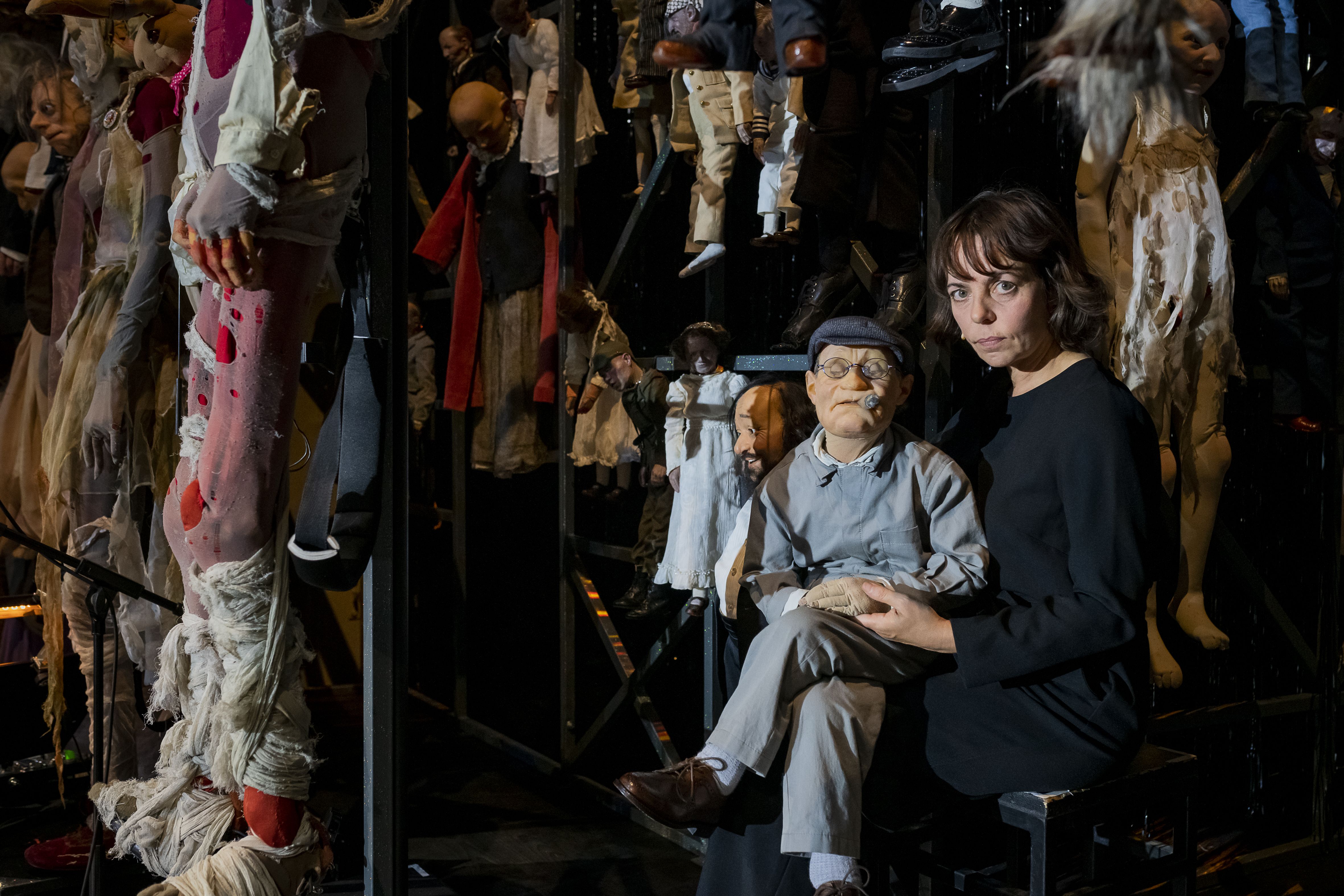 Weihnachtssingen statt Krippenspiel: Unverhoffte Meldungen aus der Volksbühne