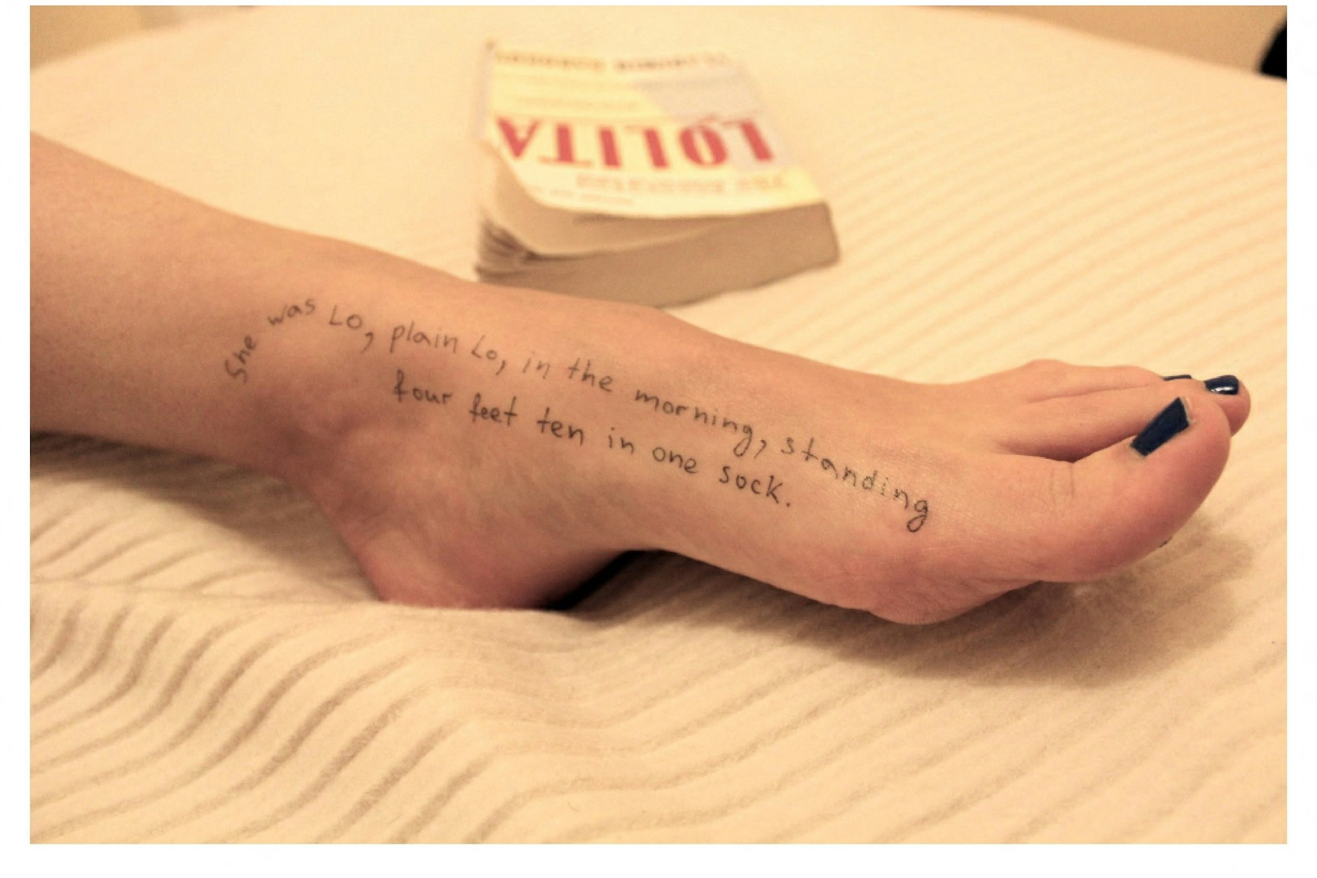 Auf diesem undatierten Foto, das ebenfalls von den Demokraten im Aufsichtsausschuss veröffentlicht wurde, ist ein Fuß mit einem Zitat aus Vladimir Nabokovs „Lolita“ zu sehen.