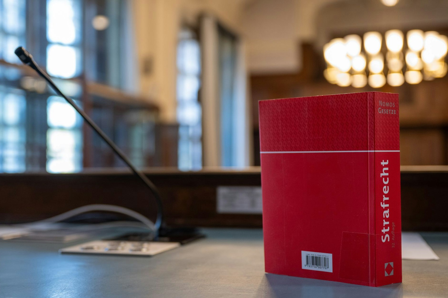 Nachdem Christian K. seinen Vater umgebracht hat, wird ihm von einem Gericht Totschlag zur Last gelegt.