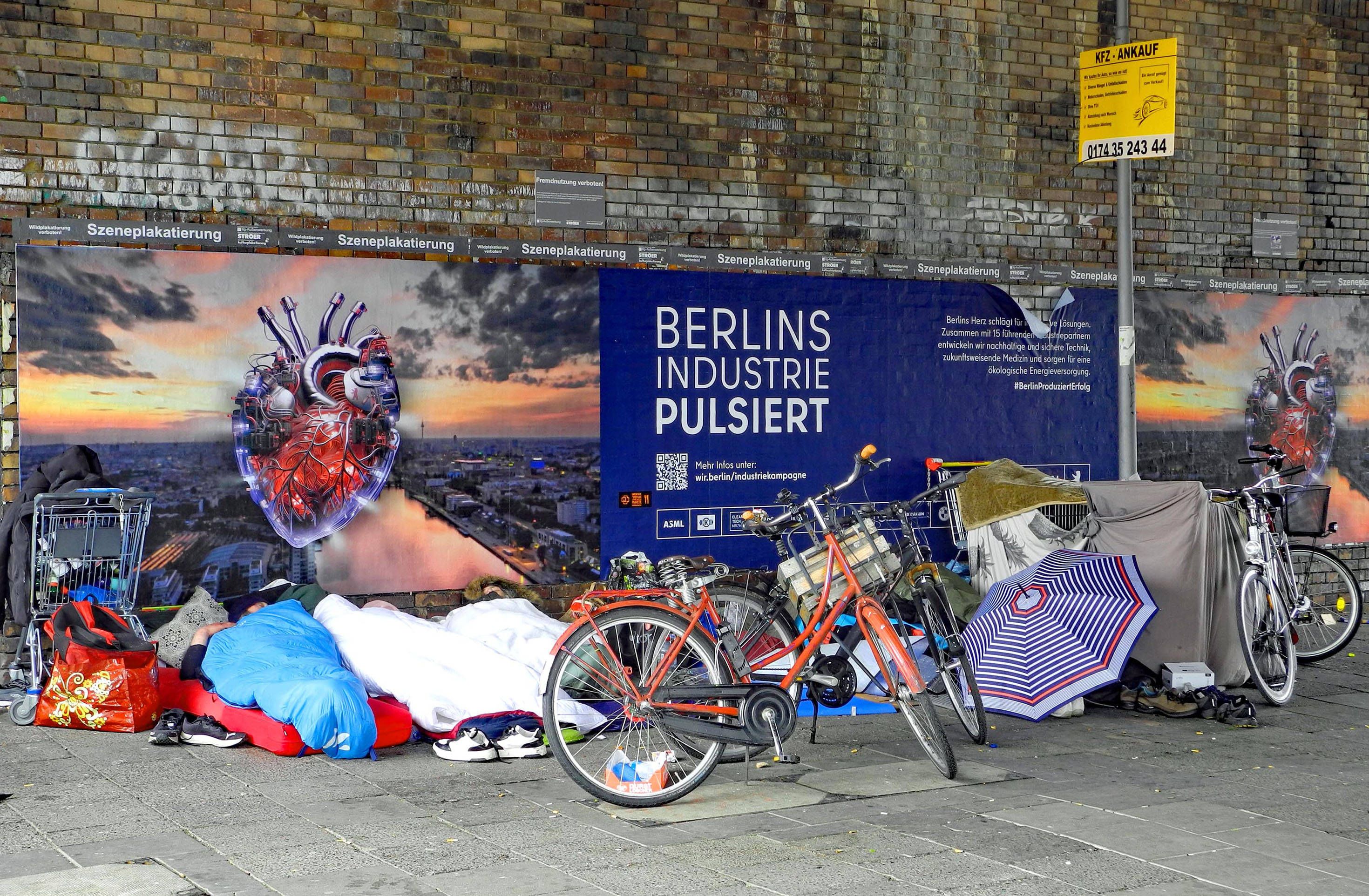 Treptow-Köpenick: Bezirksbürgermeister serviert Weihnachtsessen in Obdachlosenunterkunft