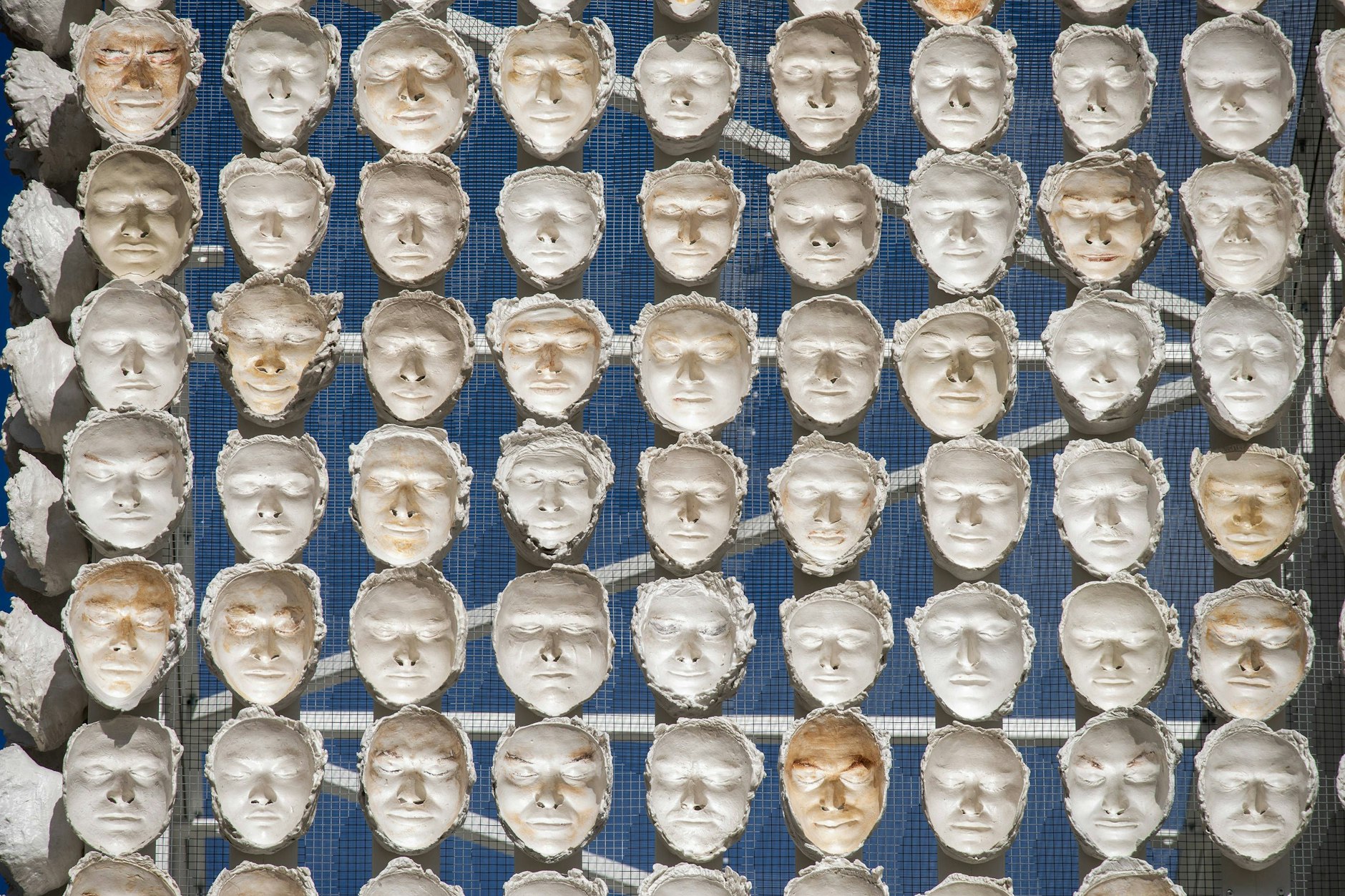 London seit Herbst 2024: die Toten-Masken-Installation von Teresa Margolles