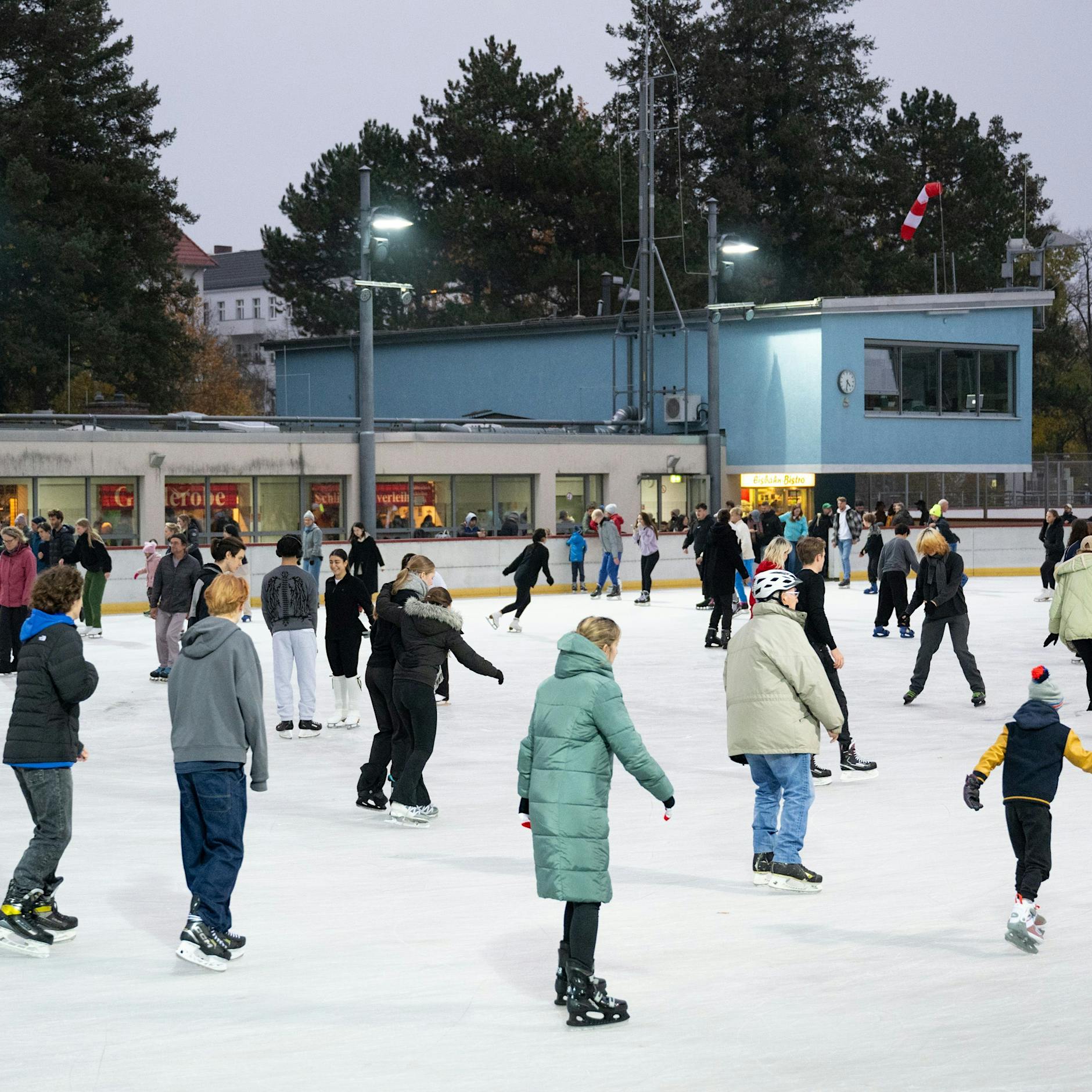 Auf die Kufen, los: Das sind die 10 schönsten Eisbahnen in Berlin