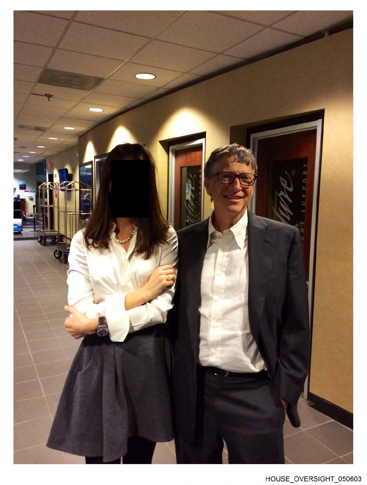 68 neue Epstein-Fotos: Erneut Bill Gates, Pässe aus Osteuropa und Chat über „1000 Dollar pro Frau“