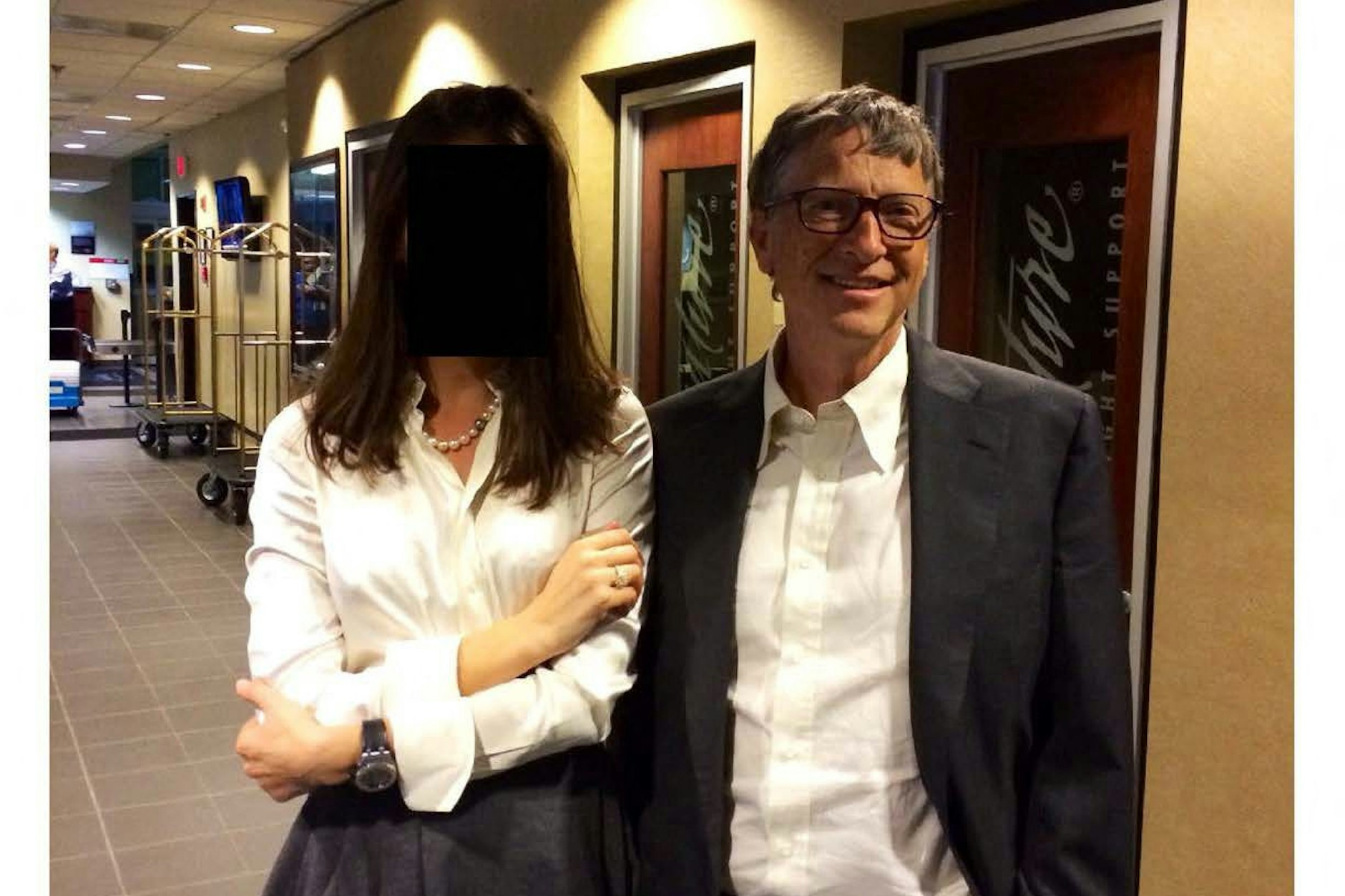 Das von den Demokraten im Aufsichtsausschuss veröffentlichte Bild zeigt Bill Gates, der mit einer Frau posiert, deren Gesicht unkenntlich gemacht wurde.