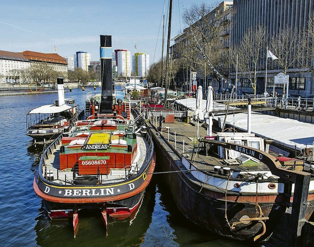 Polizist-holt-Leiche-aus-der-Spree