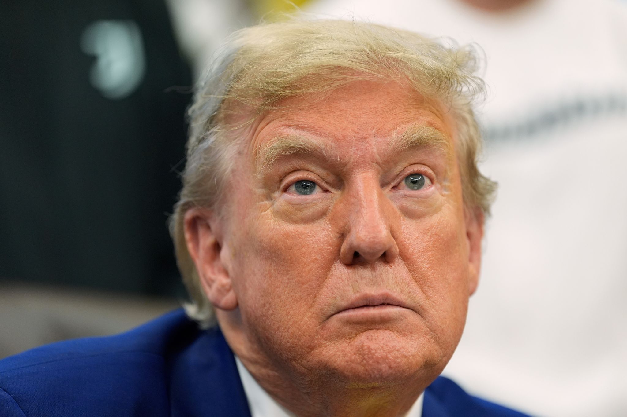 Trump ersetzt Biden-Porträt durch Maschine und schreibt Präsidentengalerie um