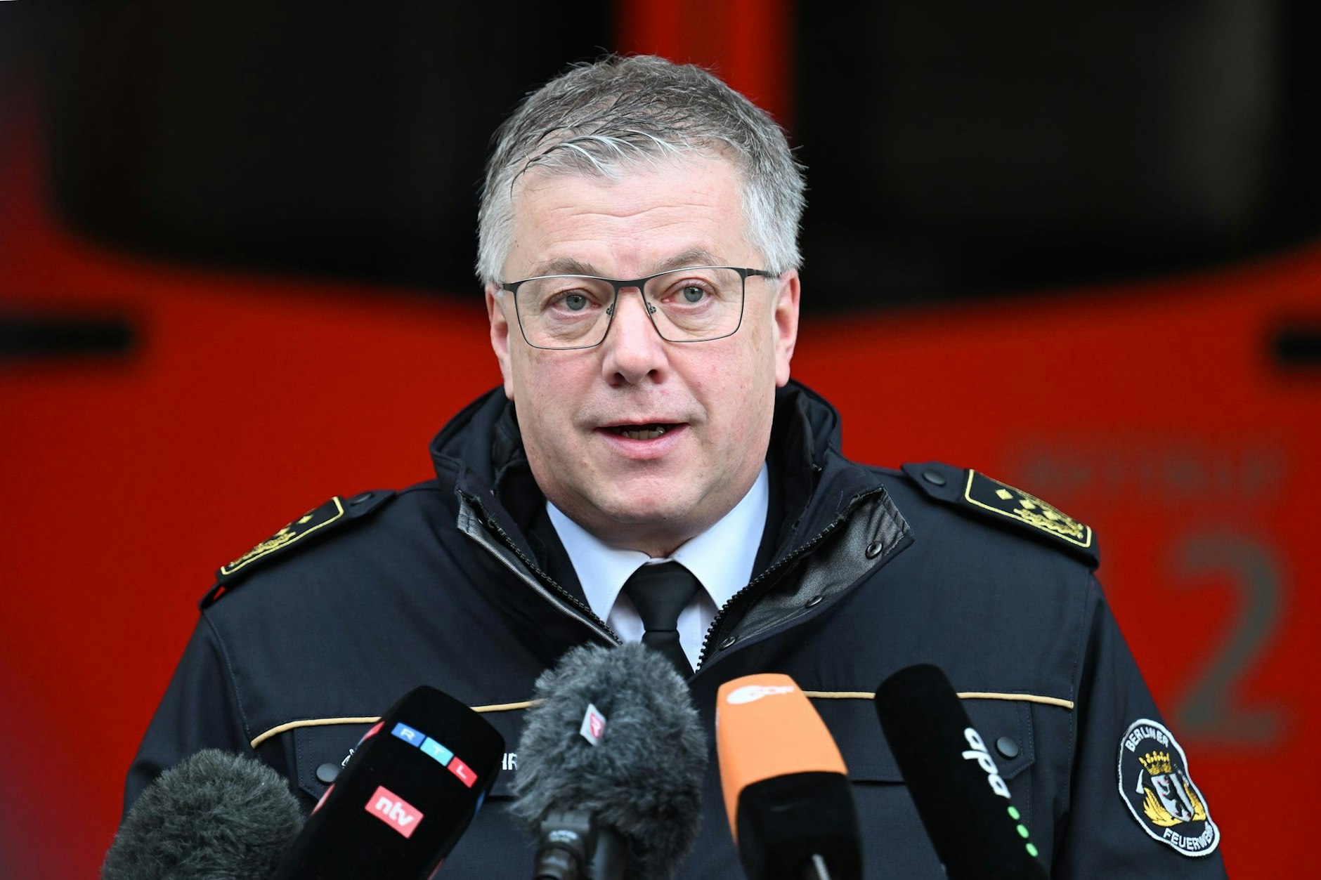 Karsten Homrighausen, Landesbranddirektor der Berliner Feuerwehr, spricht zu Pressevertretern.