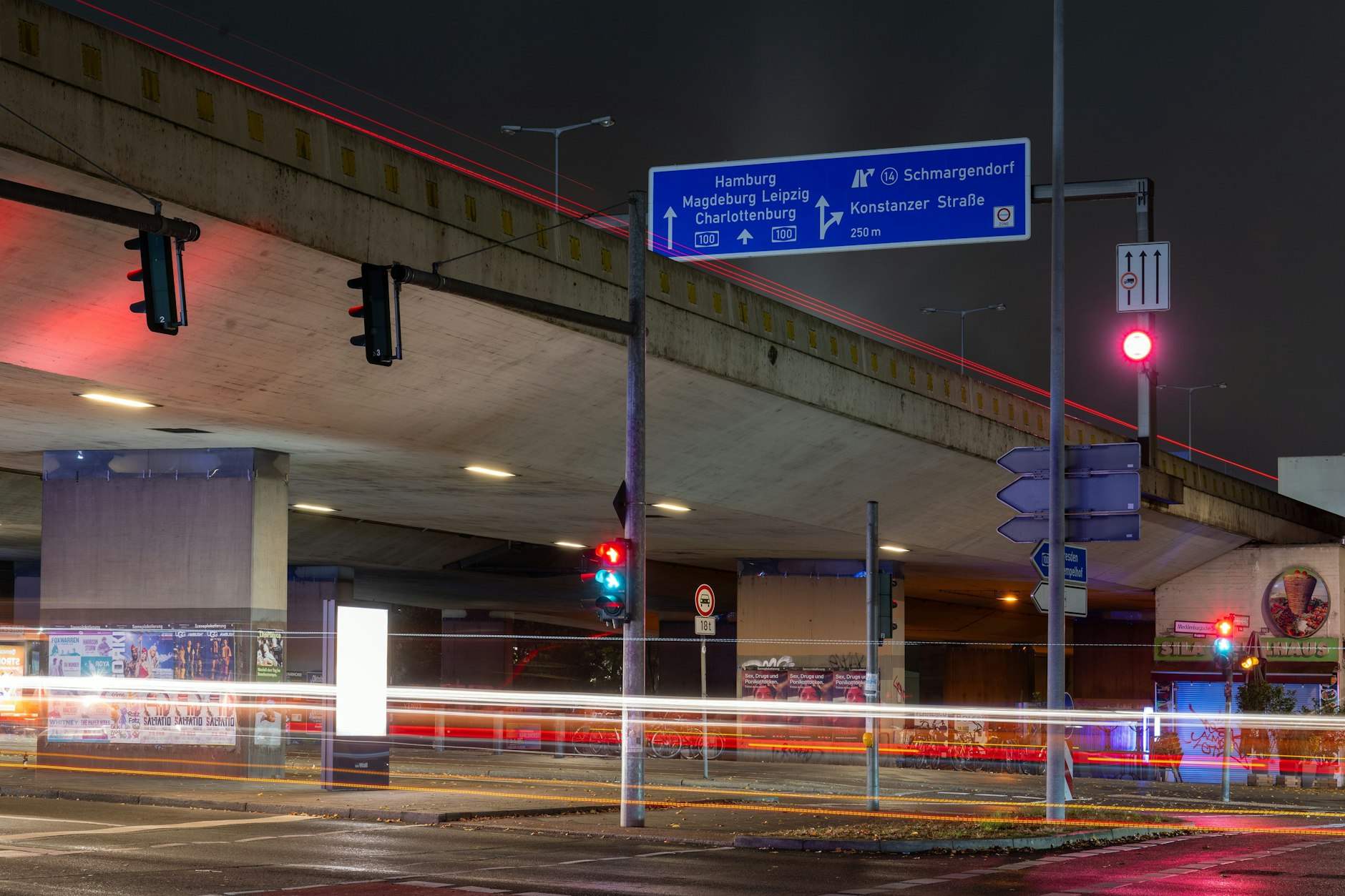 Die Brücke der Stadtautobahn A100 überquert die mehrspurige Mecklenburgische Straße. Nun wird sie saniert.