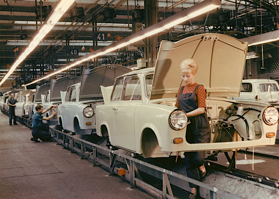 Herstellung eines Trabants im VEB Sachsenring Automobilwerk in Sachsen in den 1960er-Jahren