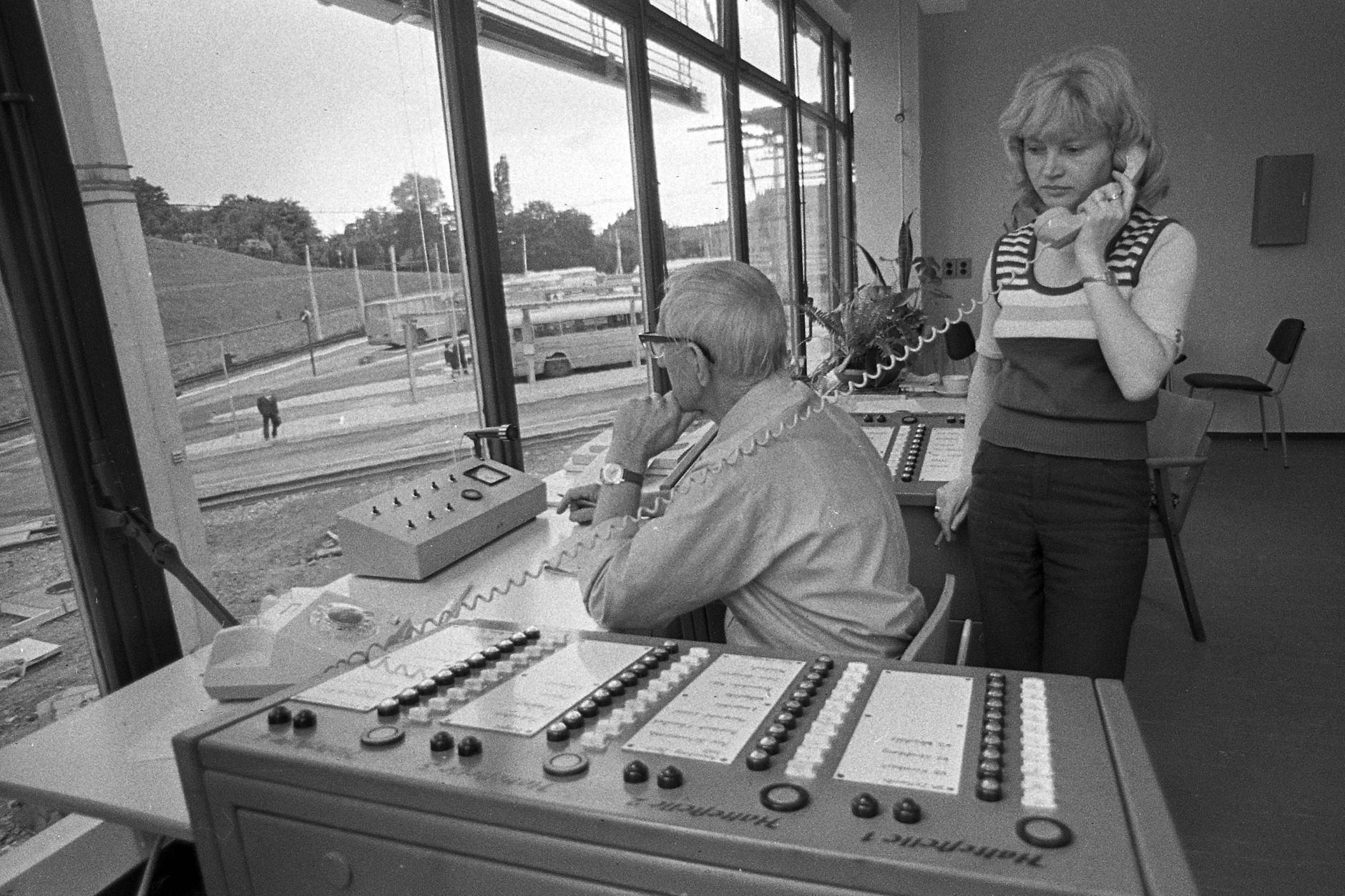 Ein Dispatcher überwachte den Verkehr, wie hier im Jahre 1974 auf dem Bahnhof Plauen/Vogtland.