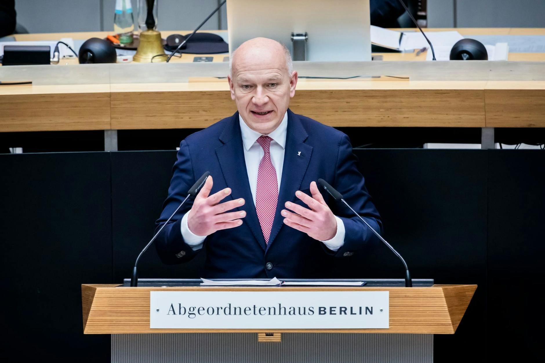 Bürgermeister Kai Wegner (CDU) redet bei der 77. Plenarsitzung des Berliner Abgeordnetenhauses.