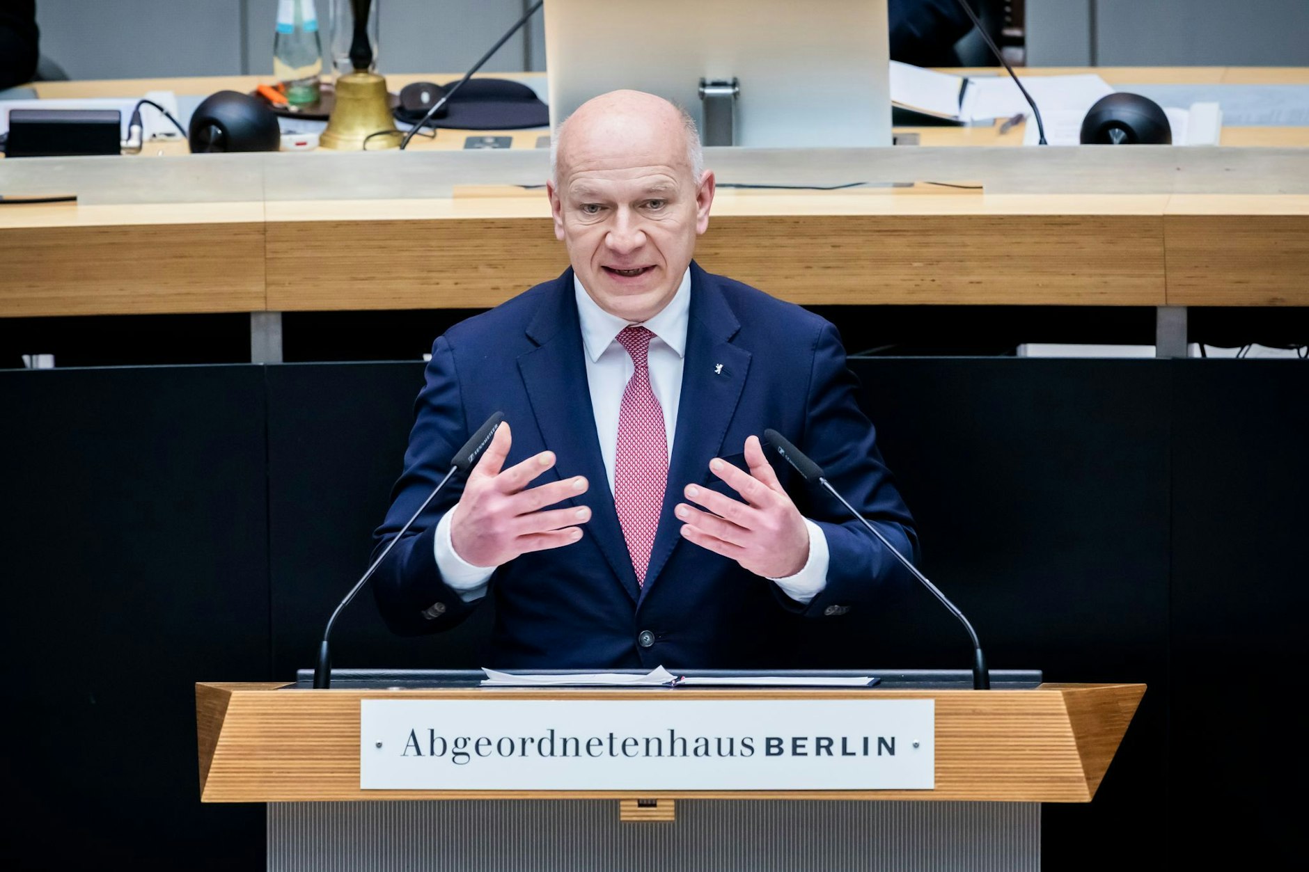 Bürgermeister Kai Wegner (CDU) redet bei der 77. Plenarsitzung des Berliner Abgeordnetenhauses.