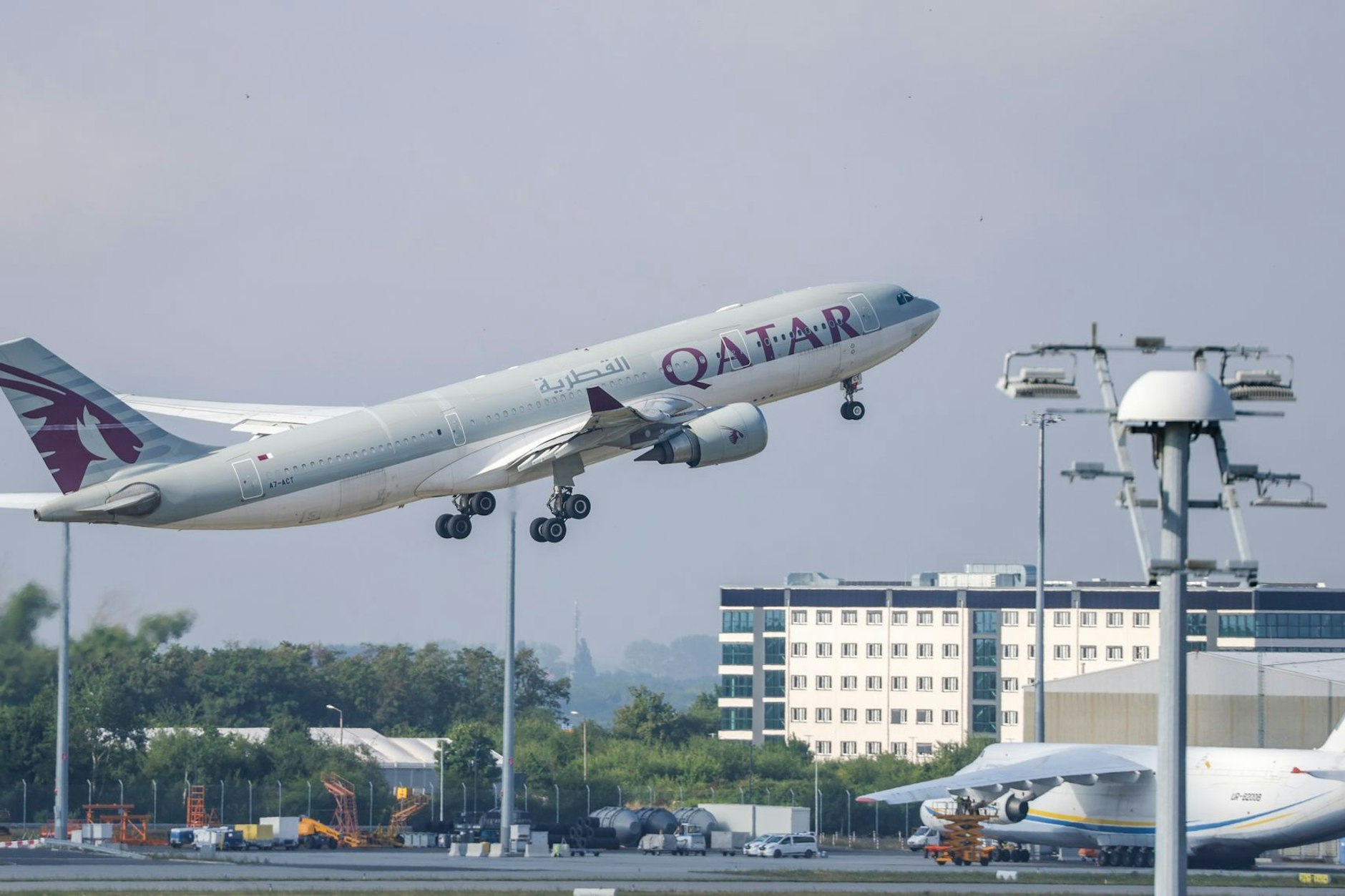 Ein Flugzeug startet vom Flughafen Leipzig/Halle mit 81 Menschen an Bord, um diese in ihr Herkunftsland zurückzubringen. 