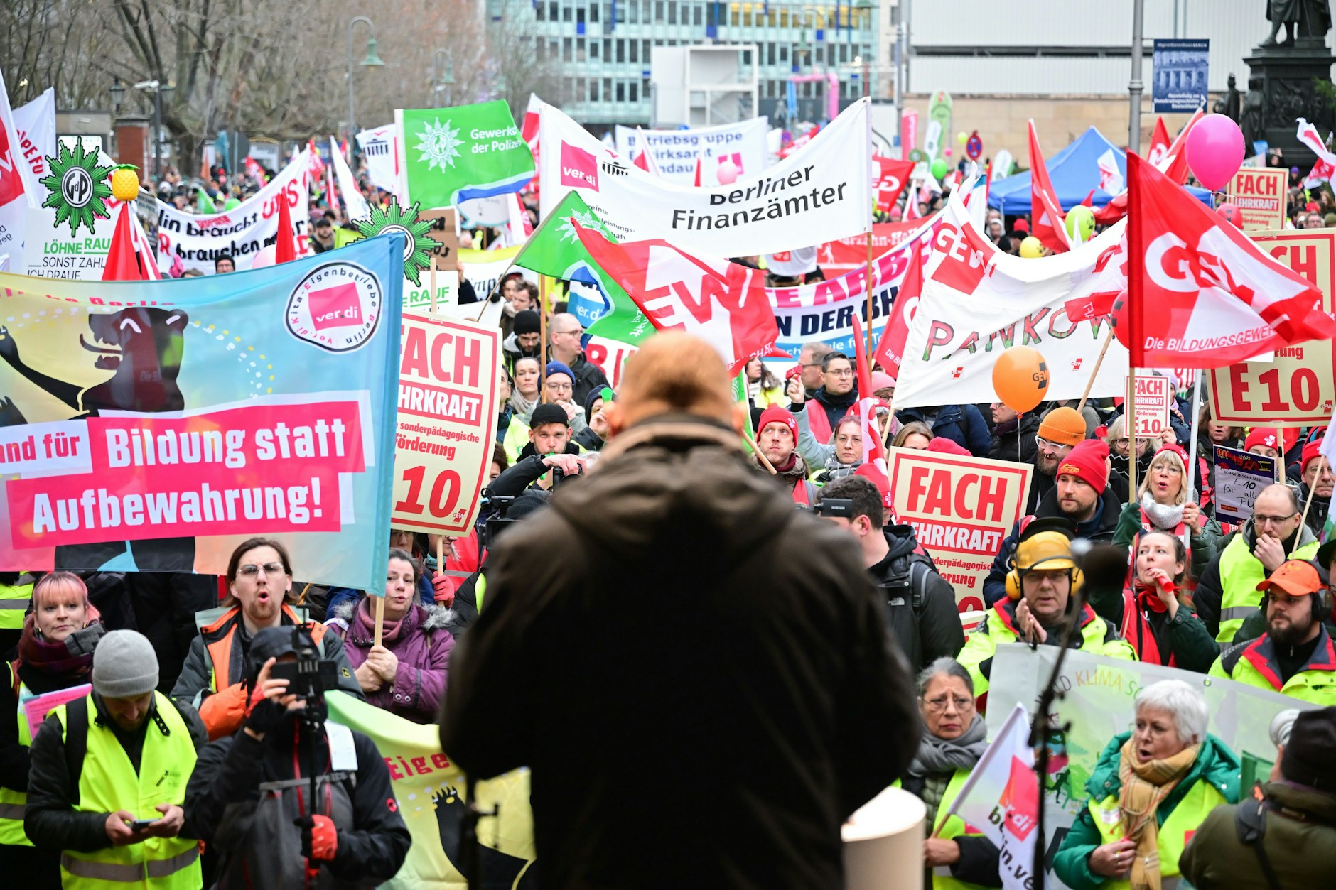 Streikende stehen während eines Warnstreiks im öffentlichen Dienst in Berlin vor dem Abgeordnetenhaus.