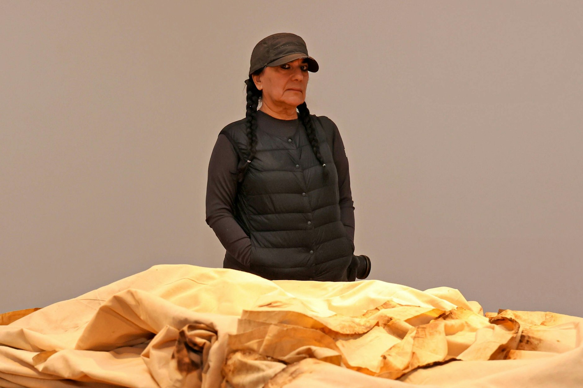 Teresa Margolles mit einem Kunstwerk aus Tüchern zum Leichentransport