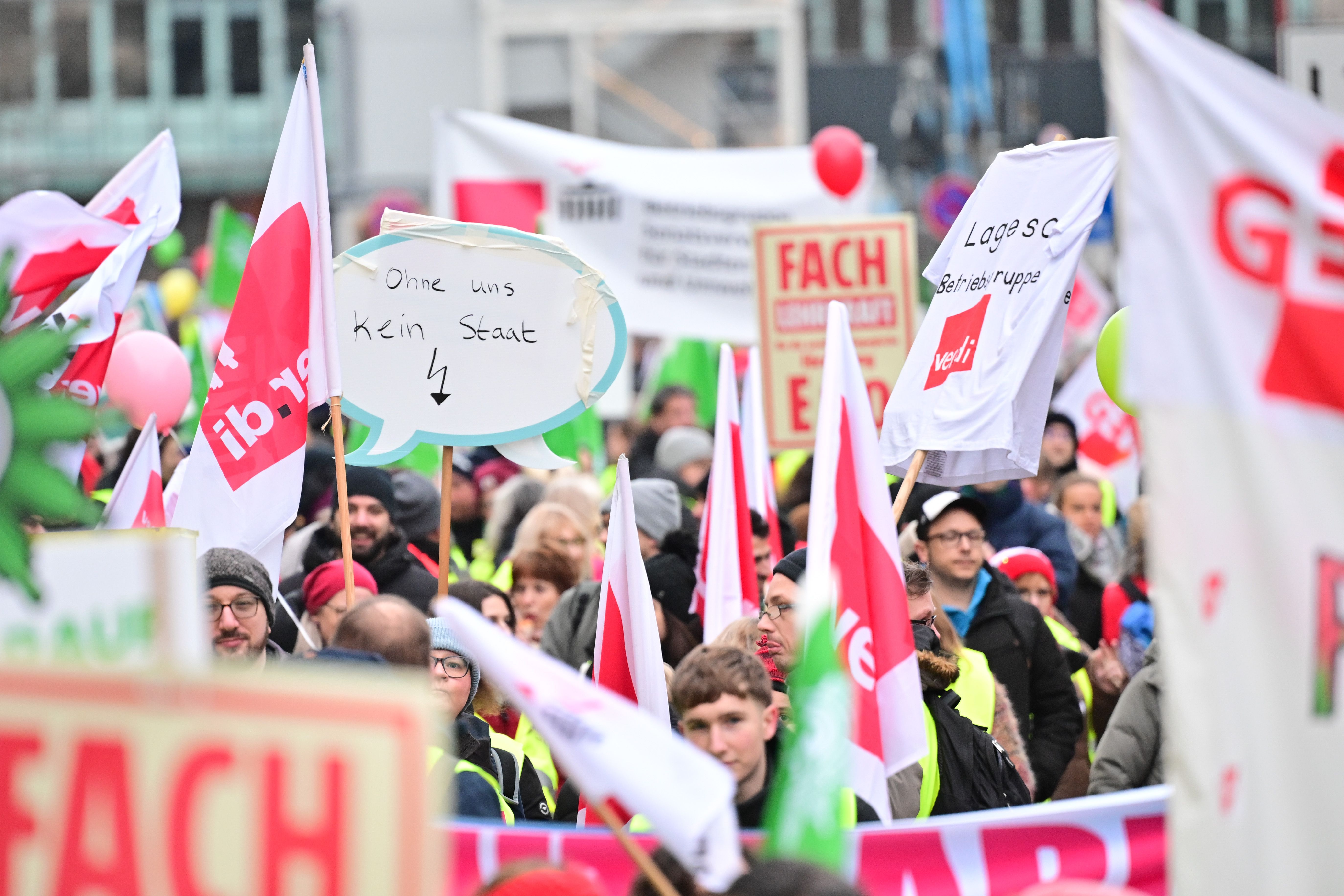 Warnstreik im öffentlichen Dienst: 6000 Beschäftigte fordern Lohnerhöhungen