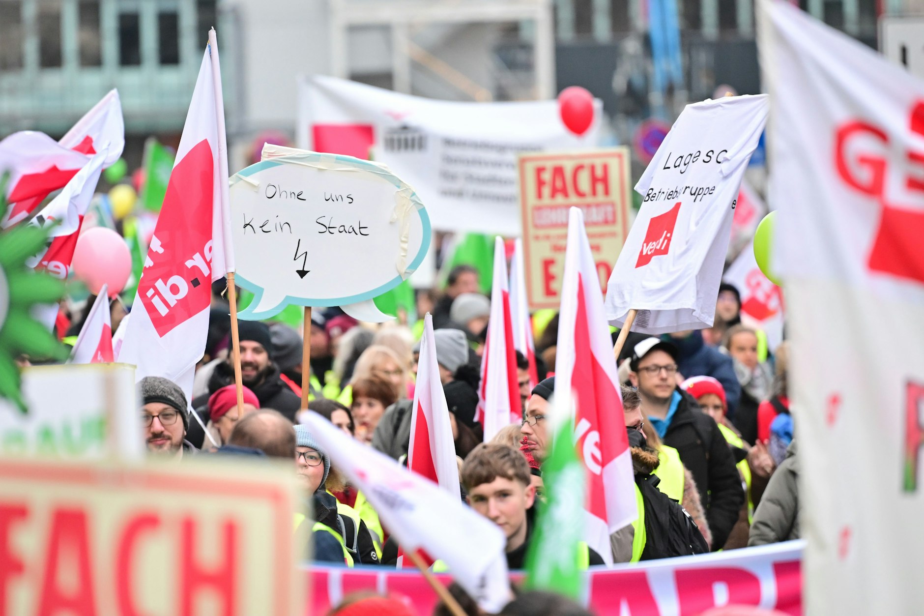 Etwa 6000 Beschäftigte des öffentlichen Diensts sind zum Warnstreik zusammengekommen.