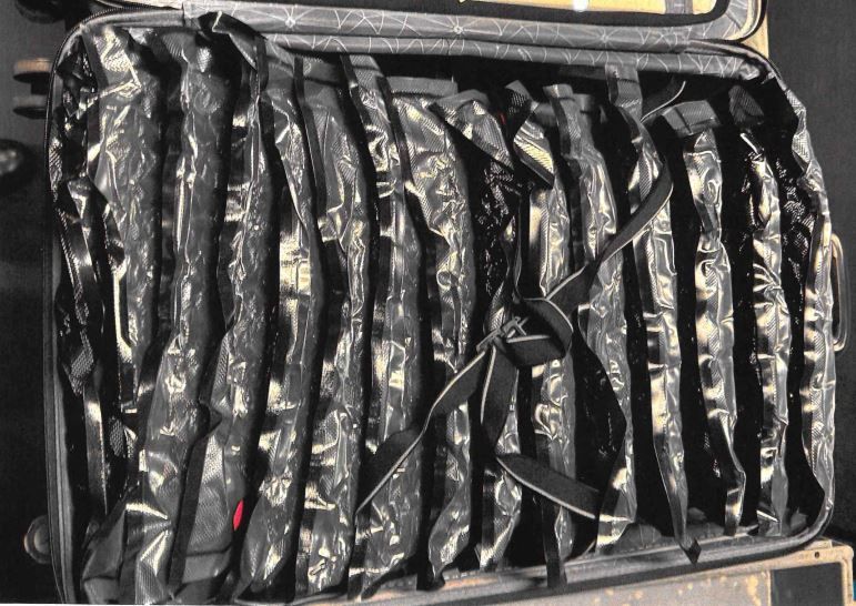 Drogenfund am BER: Amerikanerin reist mit fast 30 Kilo Cannabis in Koffern