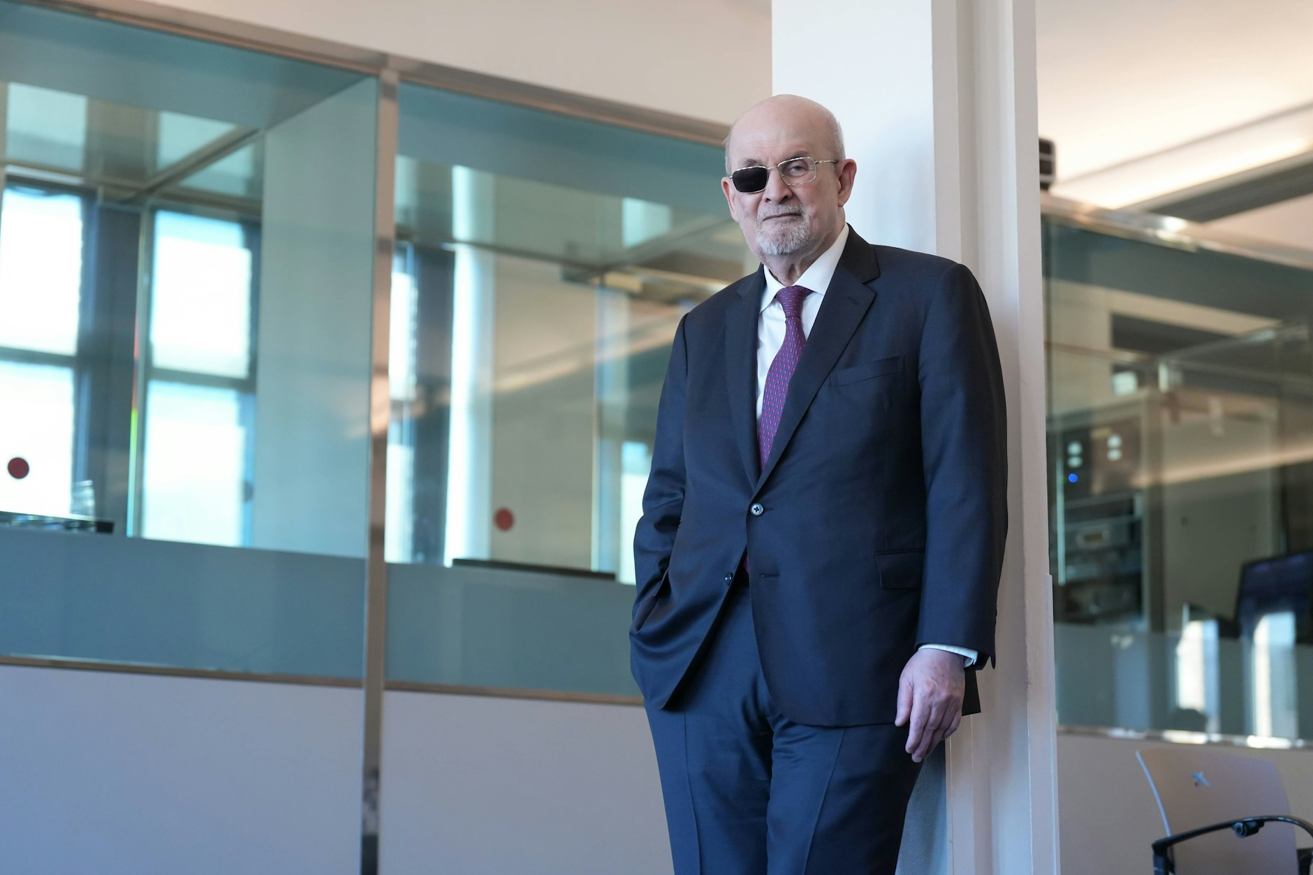 Salman Rushdie, fotografiert im Novembder 2025 in Barcelona. Ein Attentäter zerstörte im Jahr 2022 das rechte Auge des Schriftstellers.