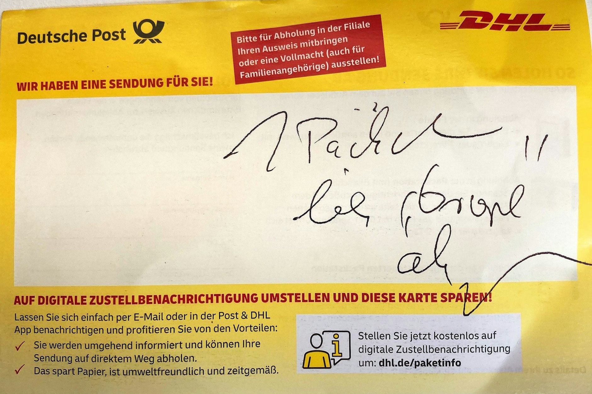 Wenn Paketboten einen Empfänger nicht antreffen, stecken sie meistens eine Benachrichtigung in den Briefkasten. Doch Kunden sollten sich diese genauer anschauen, um nicht Opfer von Betrug zu werden.