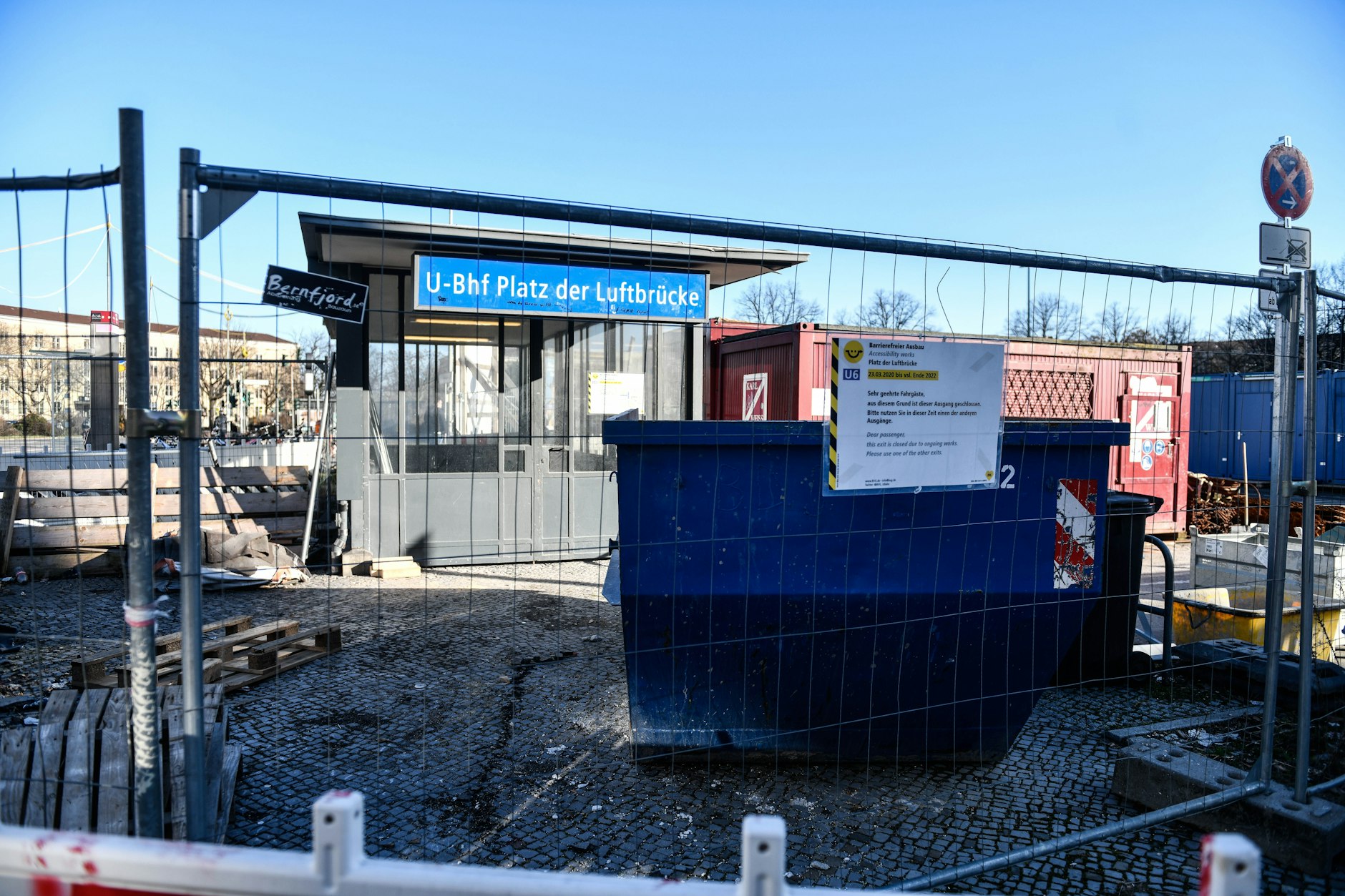 Der Platz der Luftbrücke in Tempelhof ist nach neun Jahren Bauzeit fertig. Jetzt sind die letzten Baken weggeräumt.