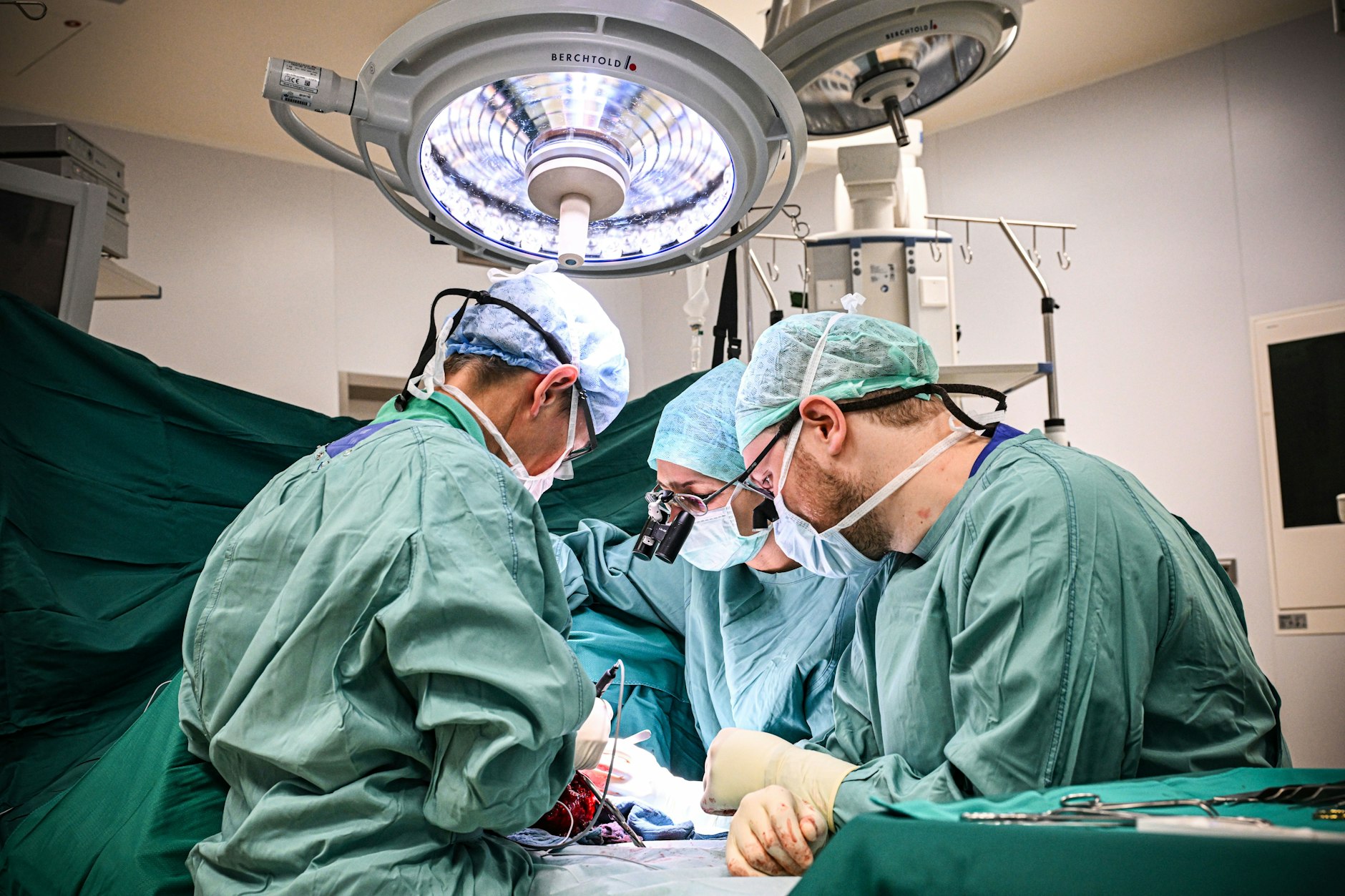 Leila Harhaus-Wähner operiert mit ihrem Team am Unfallkrankenhaus Berlin die Hand eines Patienten.