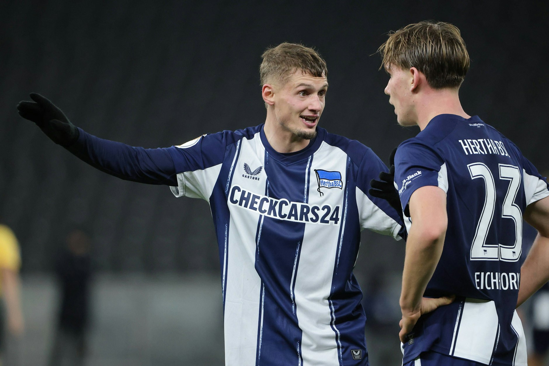 Michael Cuisance redet mit Hertha-Wunderkind Kennet Eichhorn. Im Mittelfeld klappt das Zusammenspiel zwischen beiden immer besser.