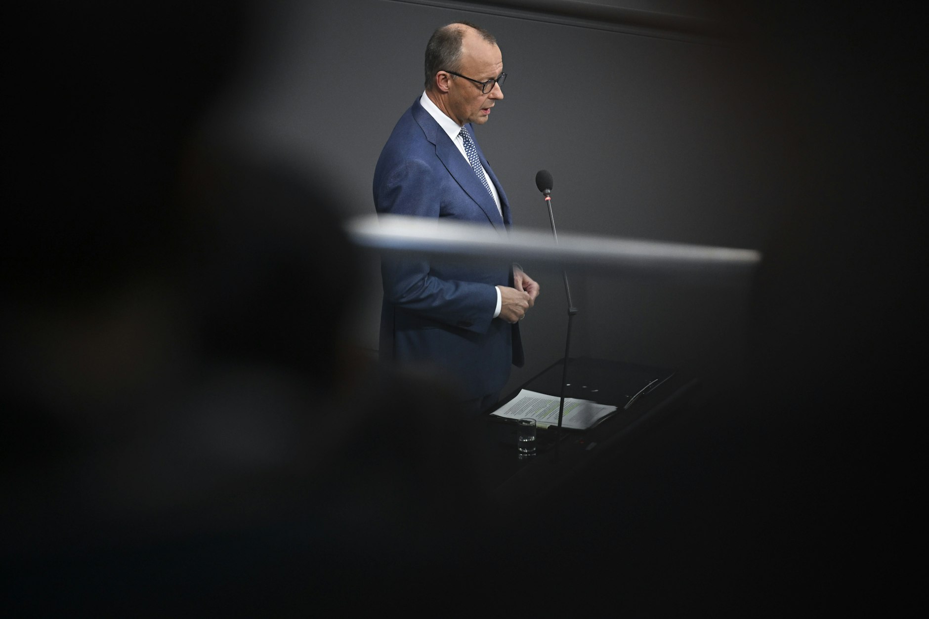 Bundeskanzler Friedrich Merz (CDU) bei der Beantwortung der Fragen der Abgeordneten.