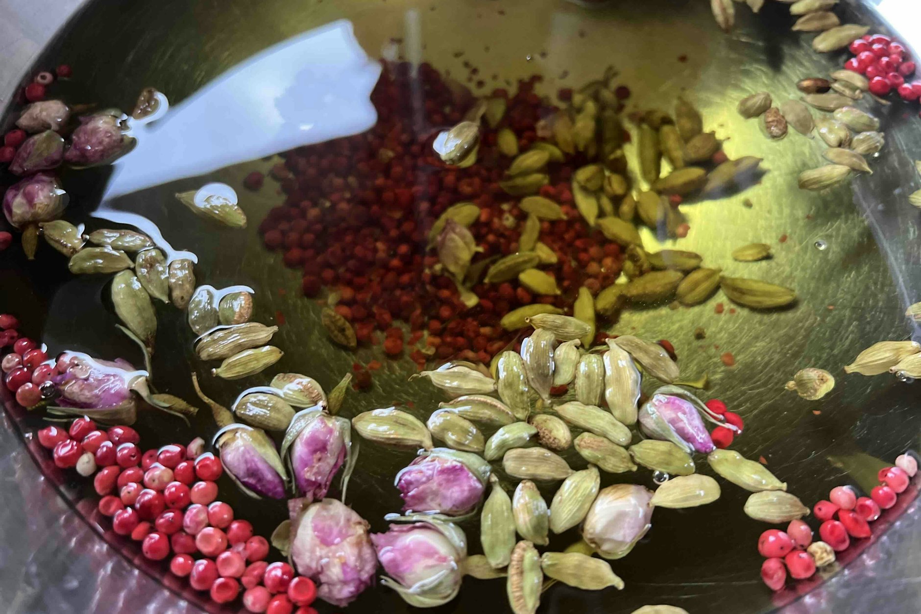 Ansatzalkohol mit Gin-Gewürzen wie Rose, Kardamon und Wacholder