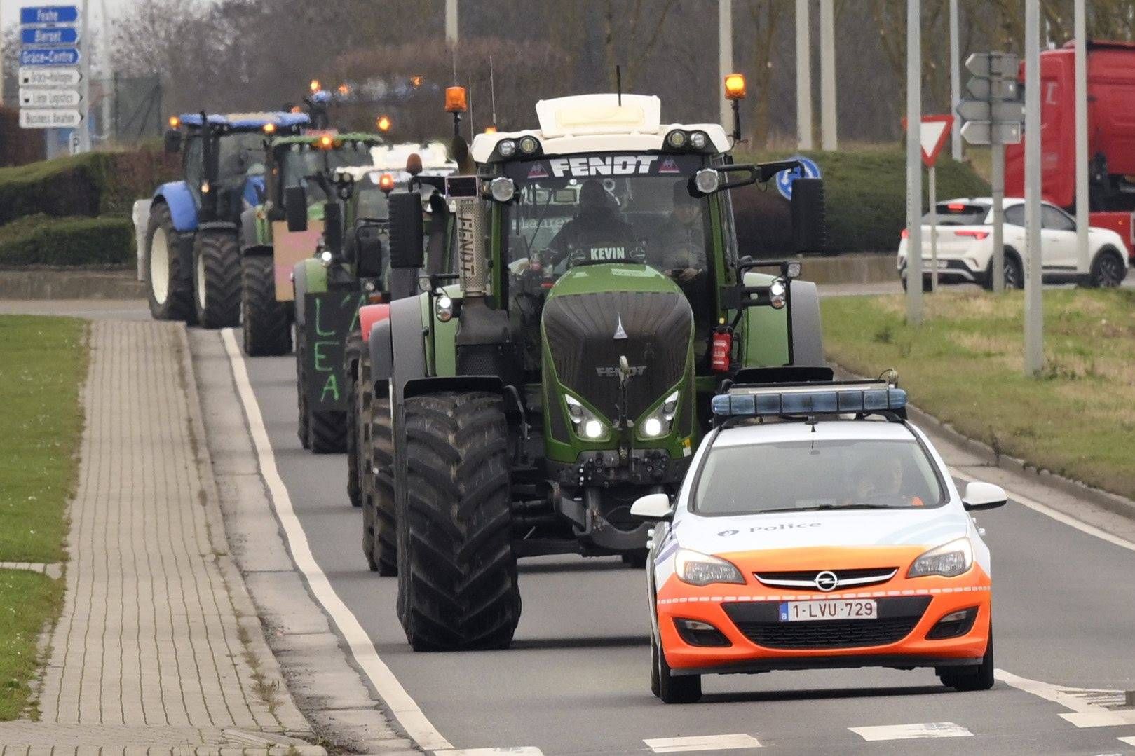 Bauernproteste gegen Mercosur eskalieren in Brüssel: Landwirte werfen mit Gülle, Eiern und Kartoffeln