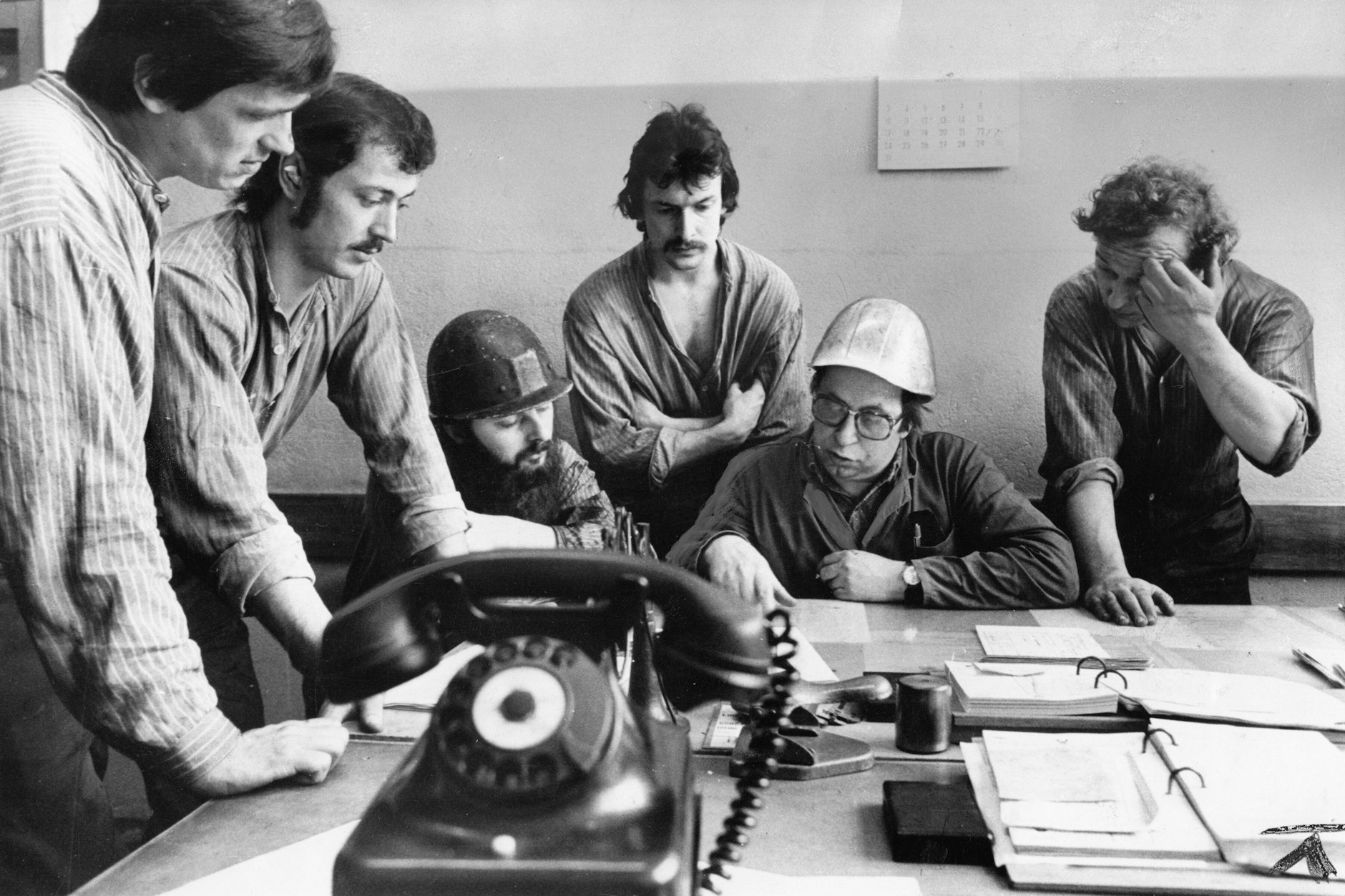 Die Jugendbrigade „August Bebel“&nbsp;aus der Schmiede bei einer Besprechung mit dem Meister im IFA Autowerk Ludwigsfelde 1980