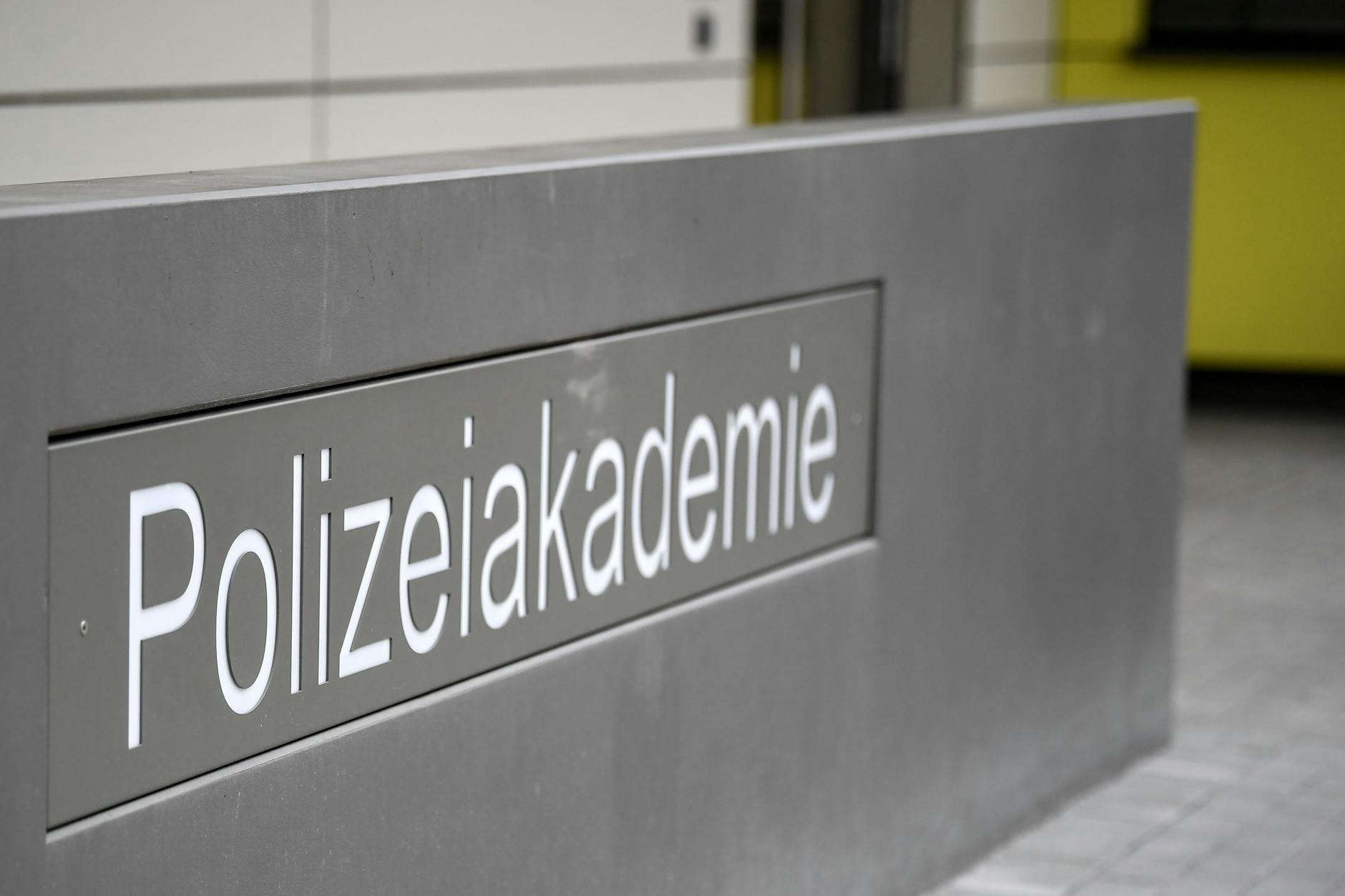 Polizei-Azubis klagen über Übelkeit – Feuerwehreinsatz!