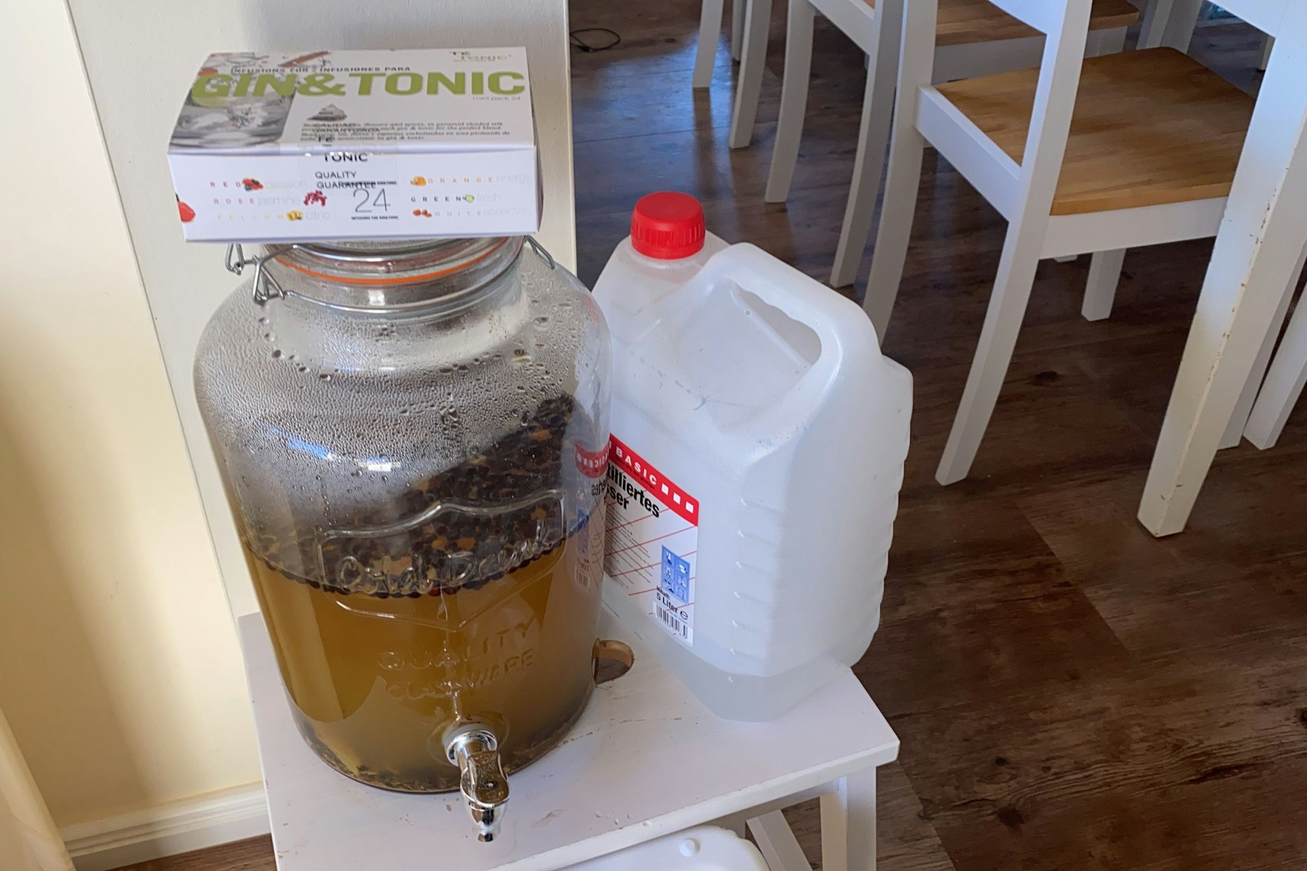 In einem Gefäß sollte die Mischung mindestens eine Nacht lang stehen