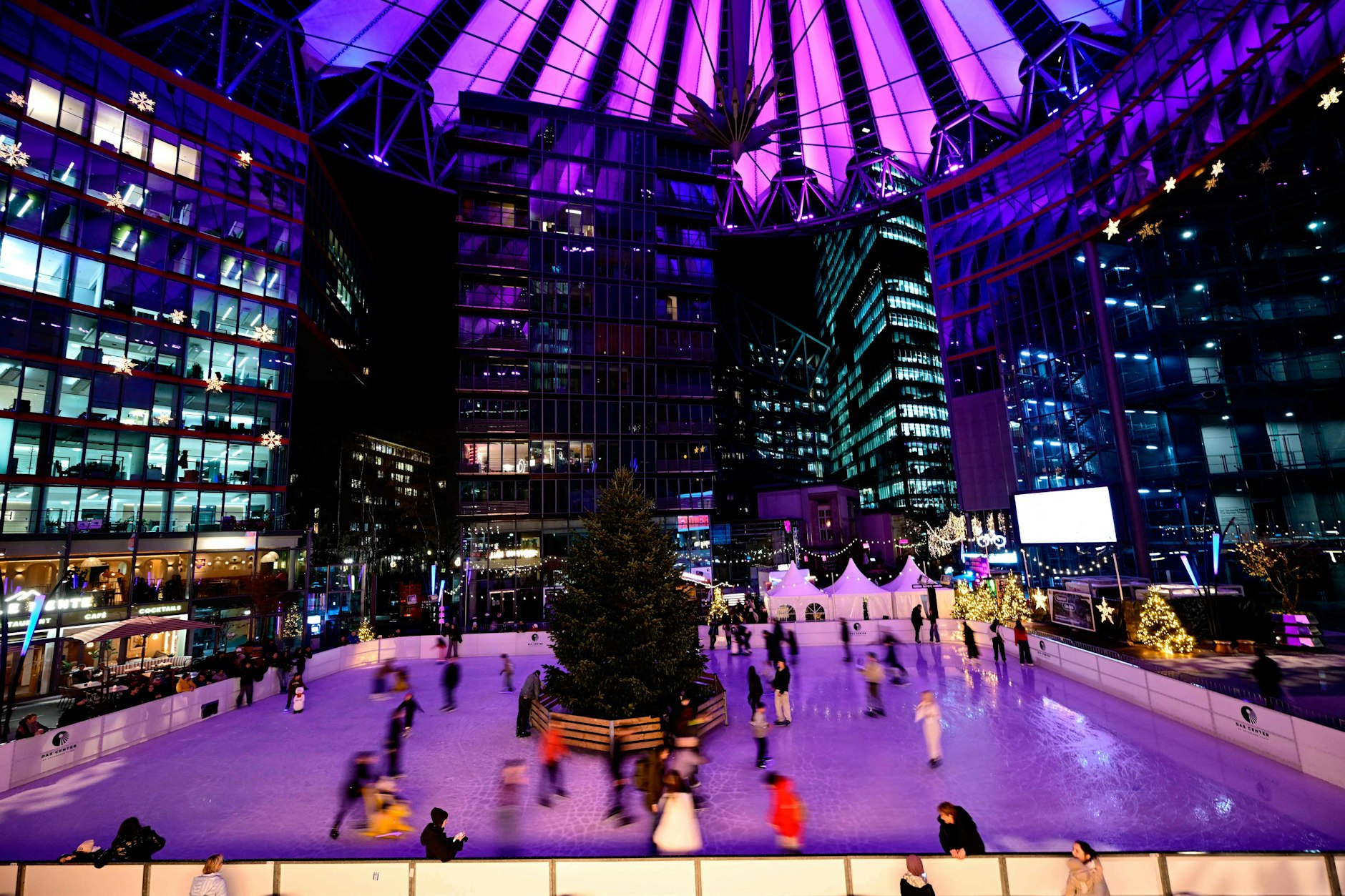 Zum ersten Mal ist im früheren Sony-Center eine Eisbahn aufgebaut.