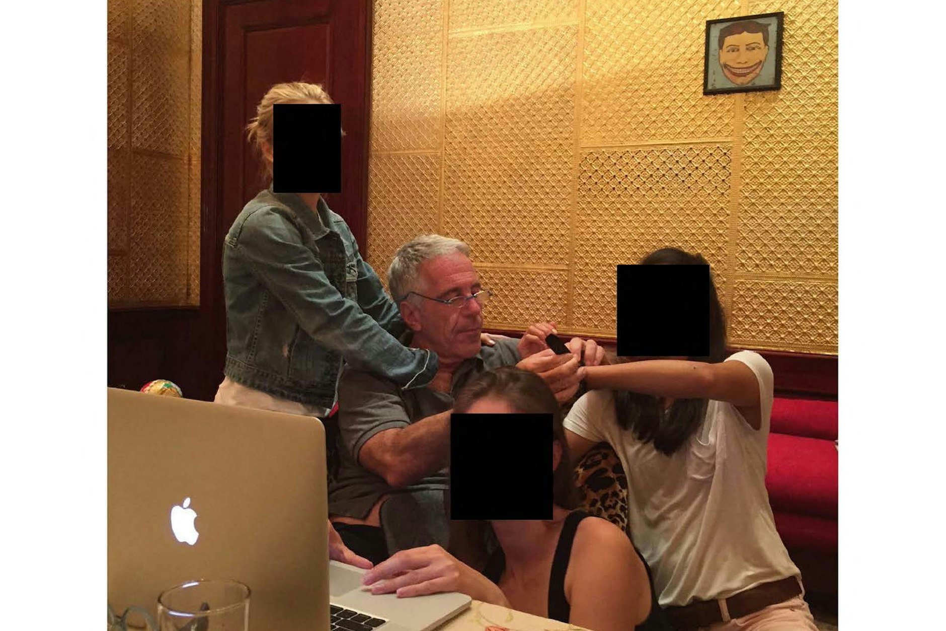 Jeffrey Epstein mit Frauen, deren Gesichter unkenntlich gemacht wurden.