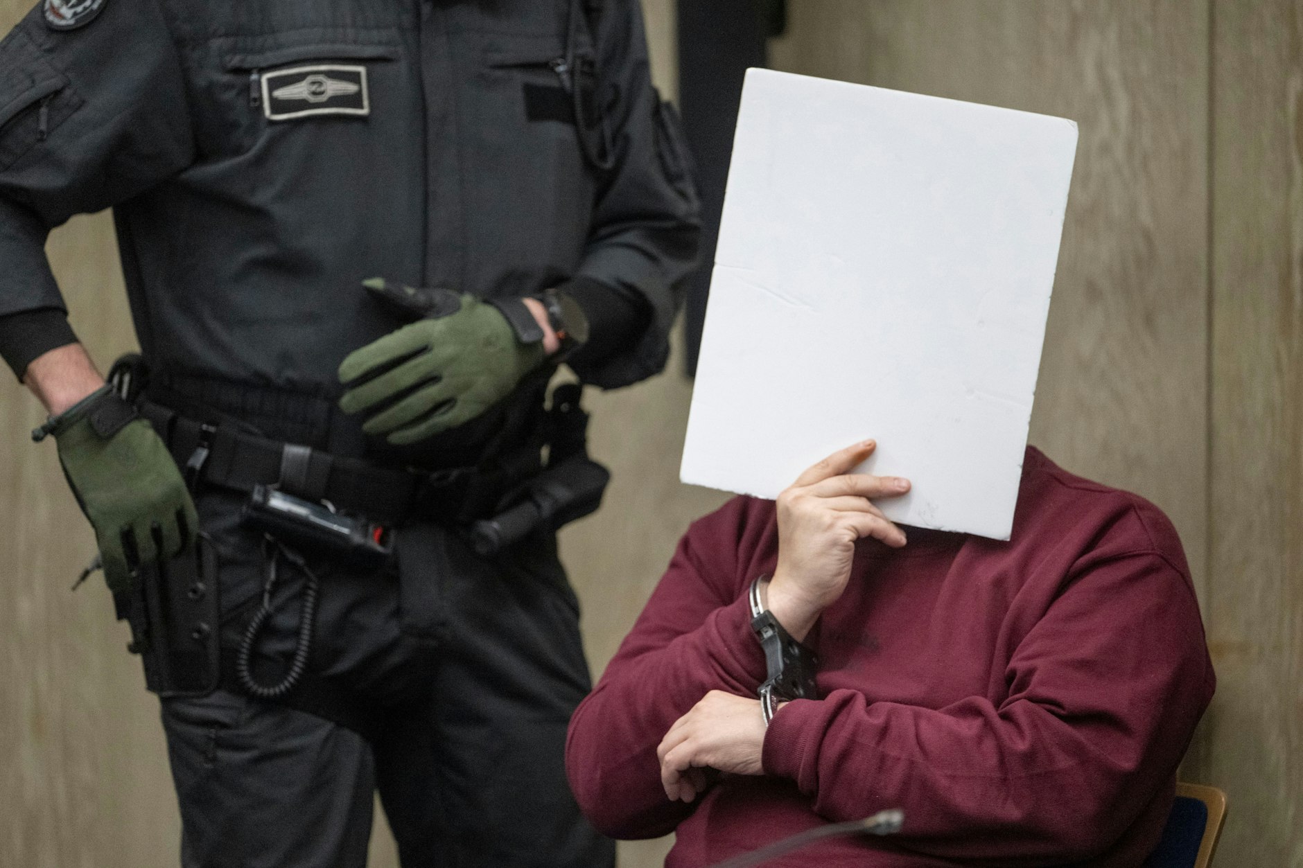 Der Angeklagte verdeckte im Gerichtssaal sein Gesicht.