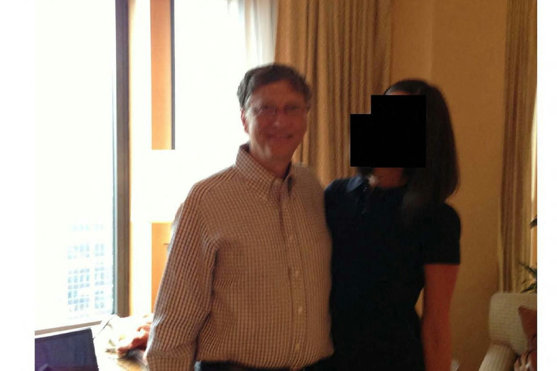 Bill Gates mit einer weiteren Frau.