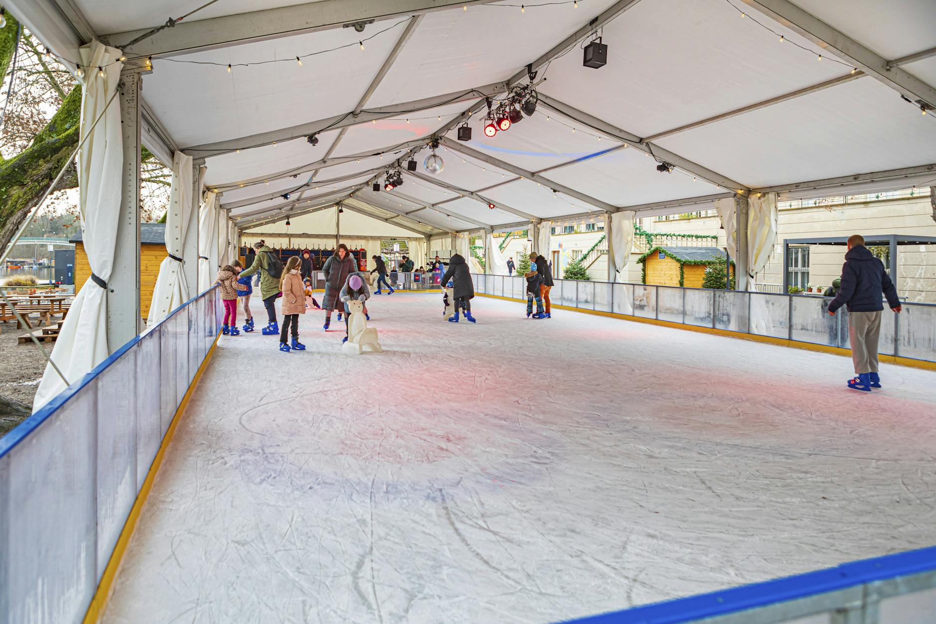 Klein, aber fein: Im Zenner Wintergarten haben Schlittschuhläufer einen tollen Blick auf die Spree.