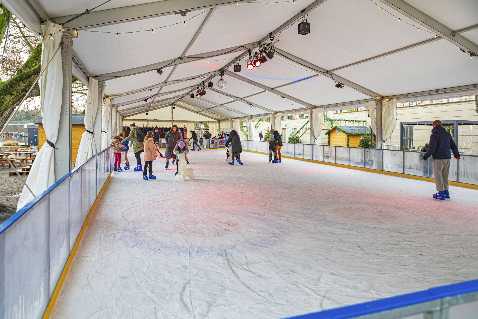 Klein, aber fein: Im Zenner Wintergarten haben Schlittschuhläufer einen tollen Blick auf die Spree.
