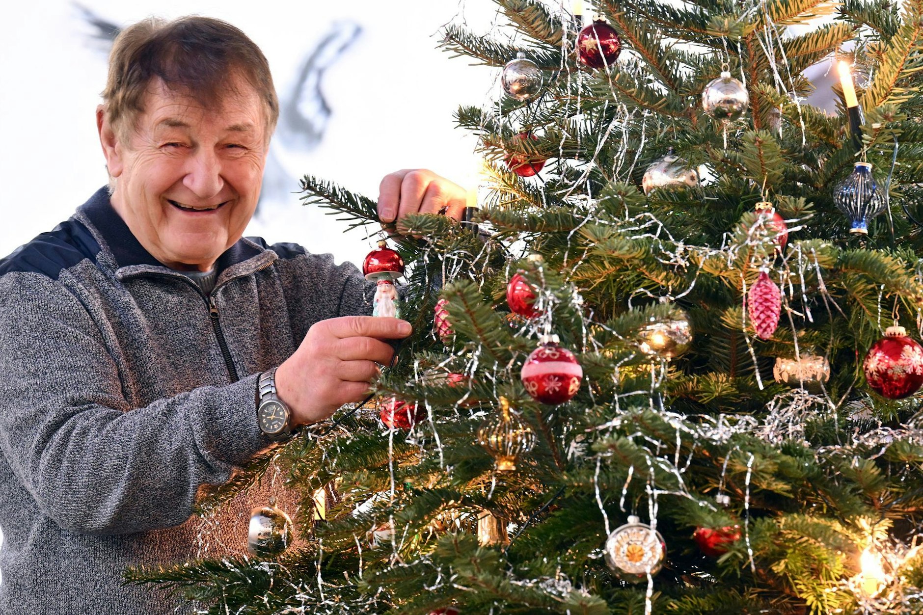 Klaus Horn, Leiter der DDR-Ausstellung „Deudera“ in Erfurt, präsentiert einen Weihnachtsbaum mit Lametta und Weihnachtskugeln aus Lauscha.