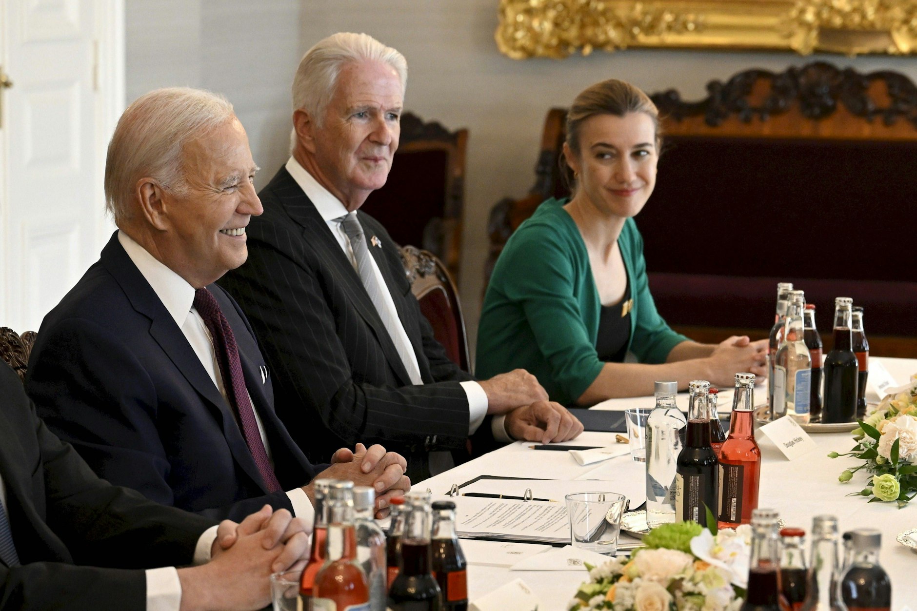 Joe Biden, Botschafter Douglas Hickey und Amanda Sloat während des US-Nordic Leaders Summit 2023 in Helsinki, Finnland
