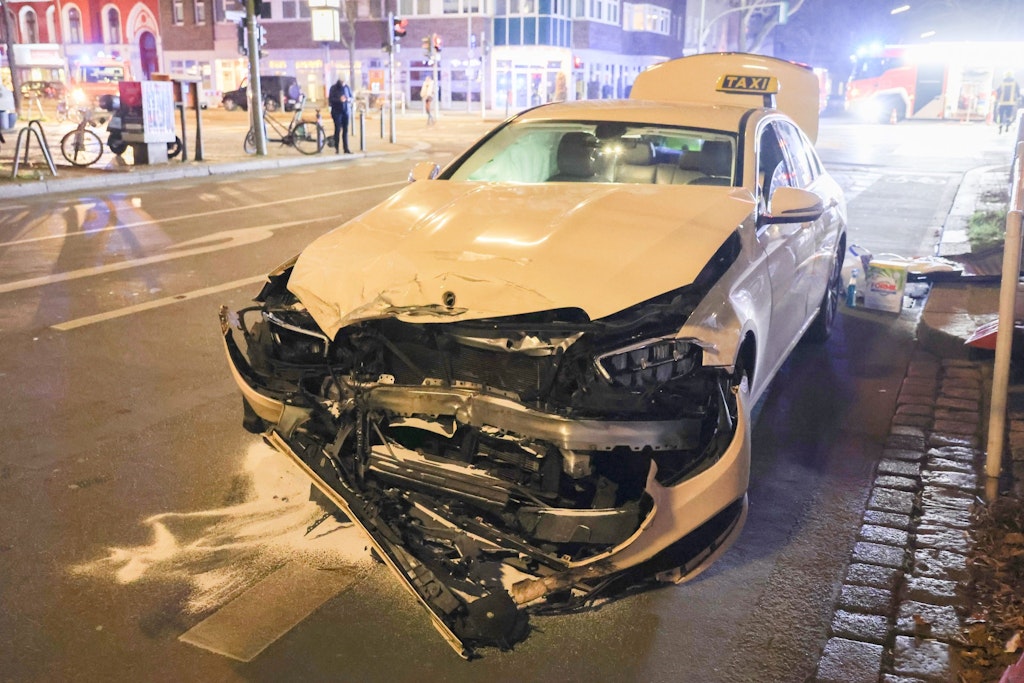 Kantstra-e-Drei-Verletzte-bei-Unfall-in-der-City-West