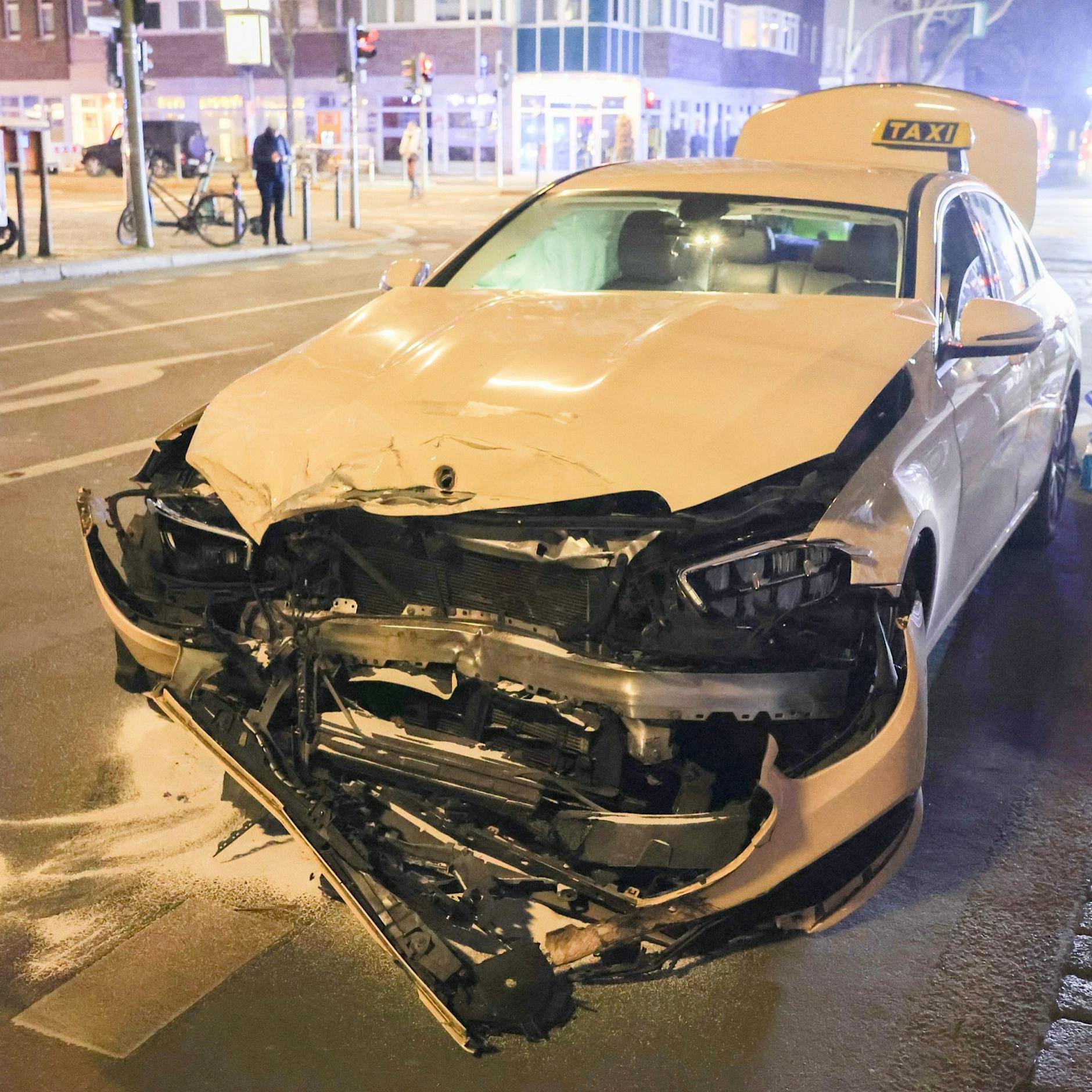 Kantstraße: Drei Verletzte bei Unfall in der City-West
